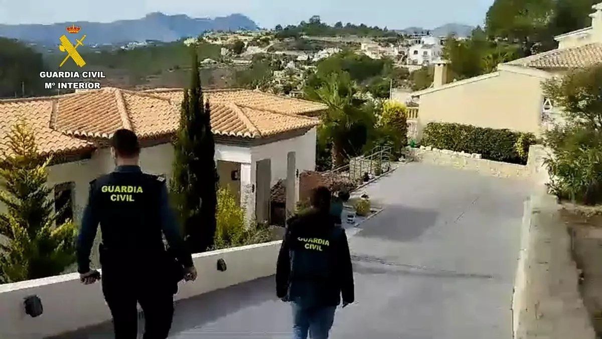 Polizisten der Guardia Civil nehmen den mutmaßlichen Burgenland-Investor in einer Luxusvilla im Nobelviertel von Alicante fest.