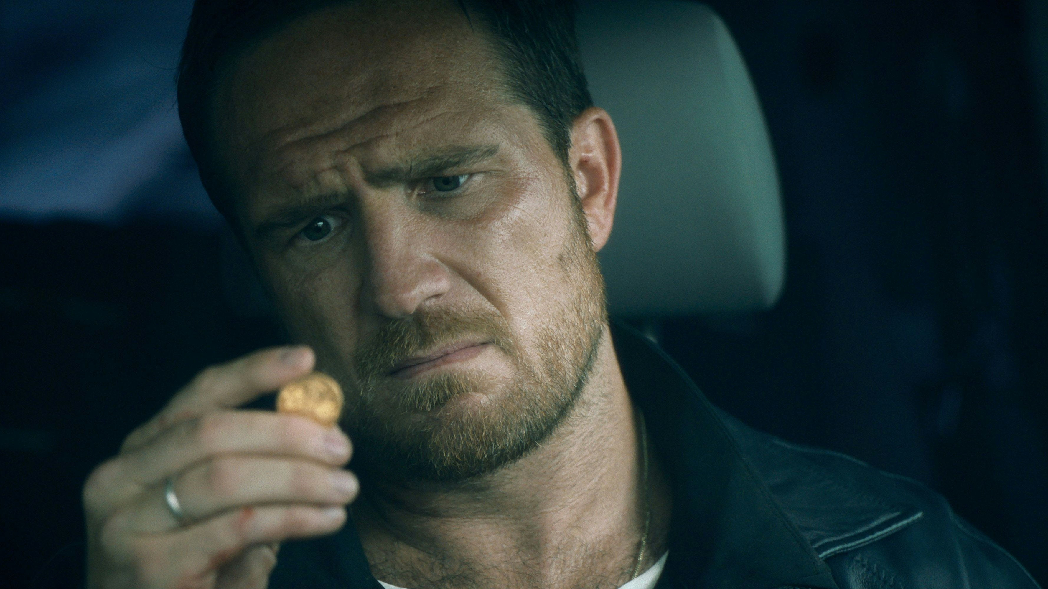 "Und das alles wegen einem kleinen Plättchen aus Metall": Frederick Lau als Charly kommt ins Sinnieren.