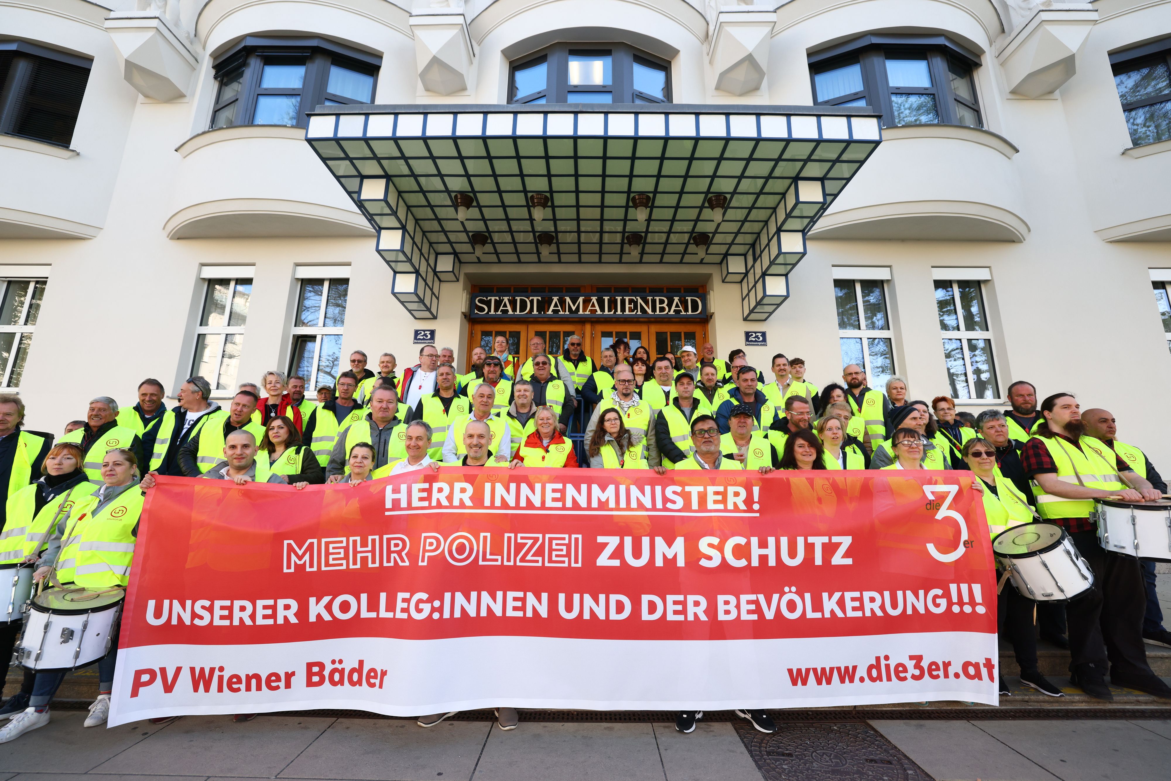 Die MA44-Mitarbeiter demonstrierten am Mittwoch vor dem Amalienbad für mehr Polizisten rund um den WIener Reumannplatz.