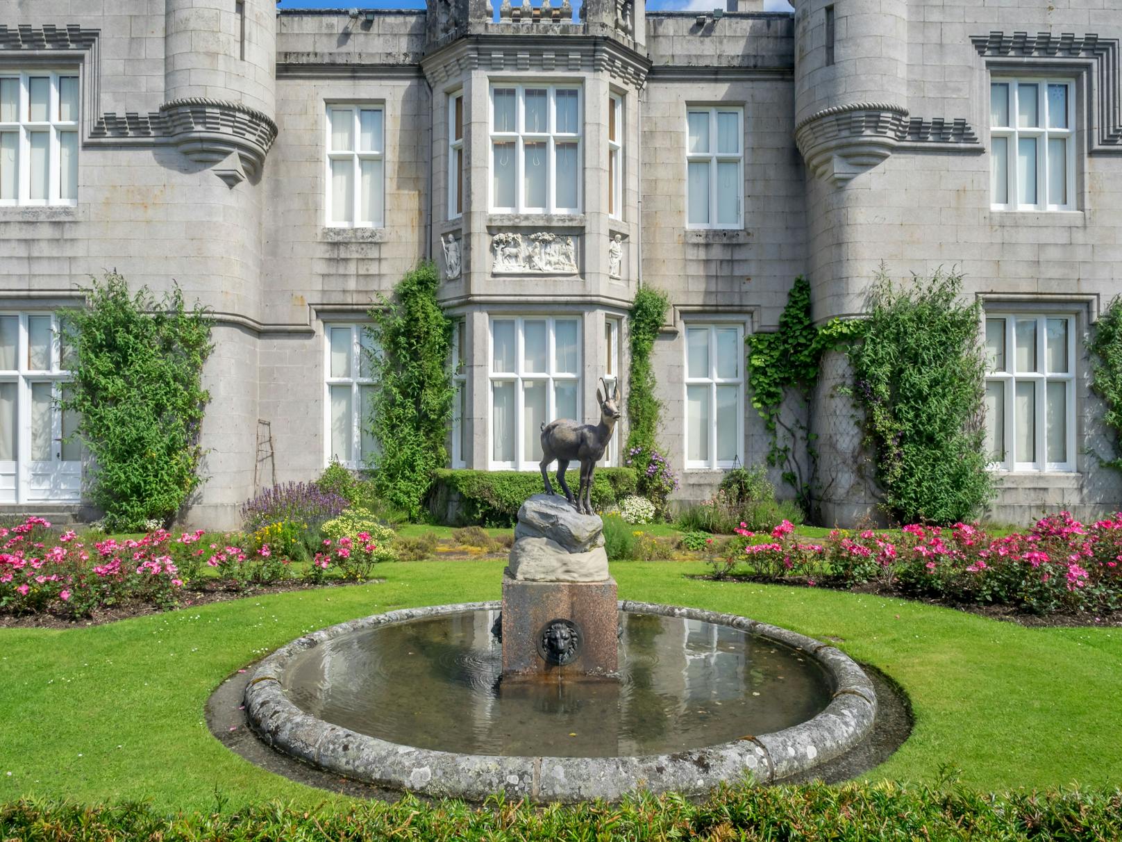 Das Anwesen in Schottland gilt als "Happy Place" der Royals und wird jährlich von ihnen besucht.