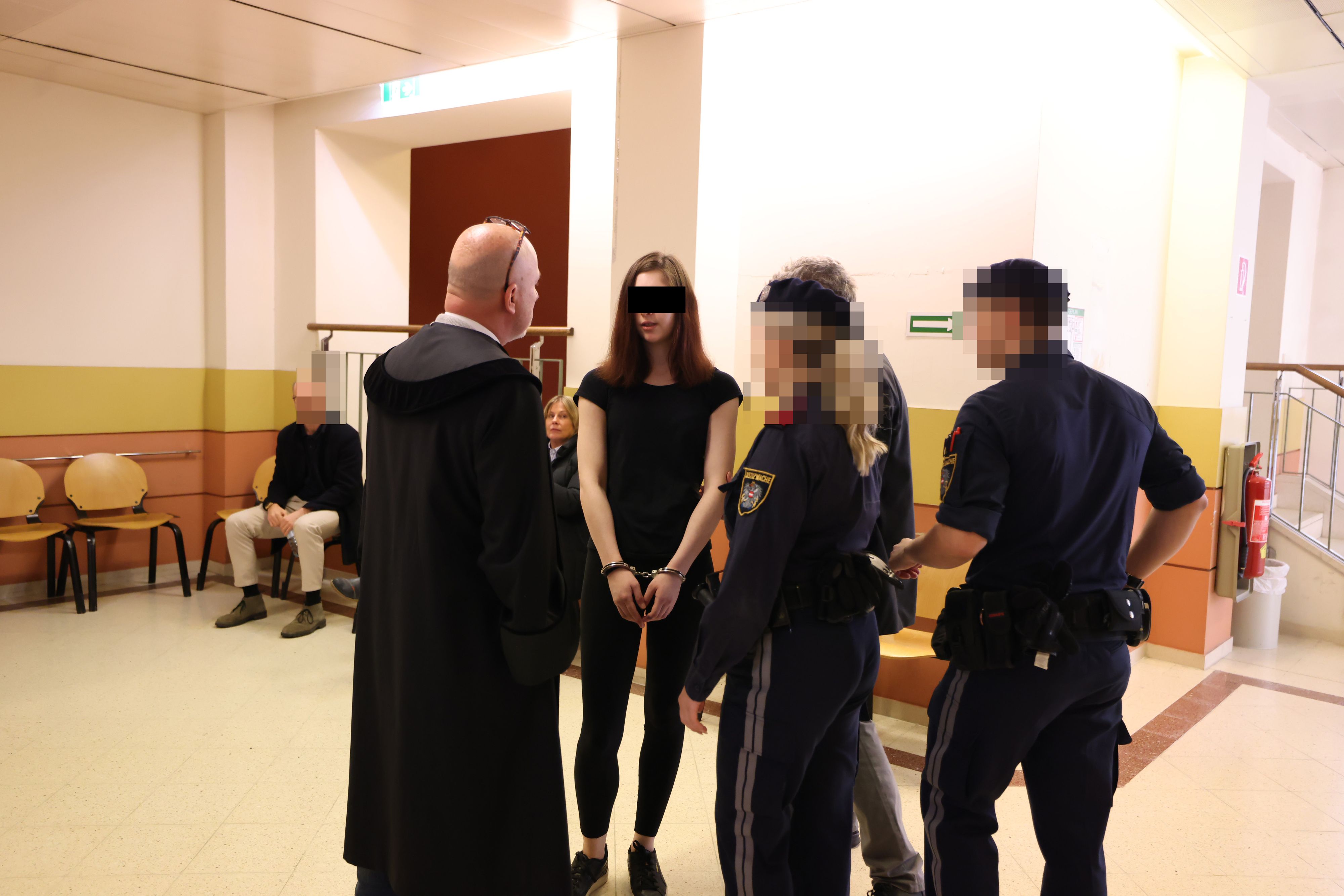 Die angeklagte Prostituierte mit ihrem Verteidiger Andreas Schweitzer (l.)
