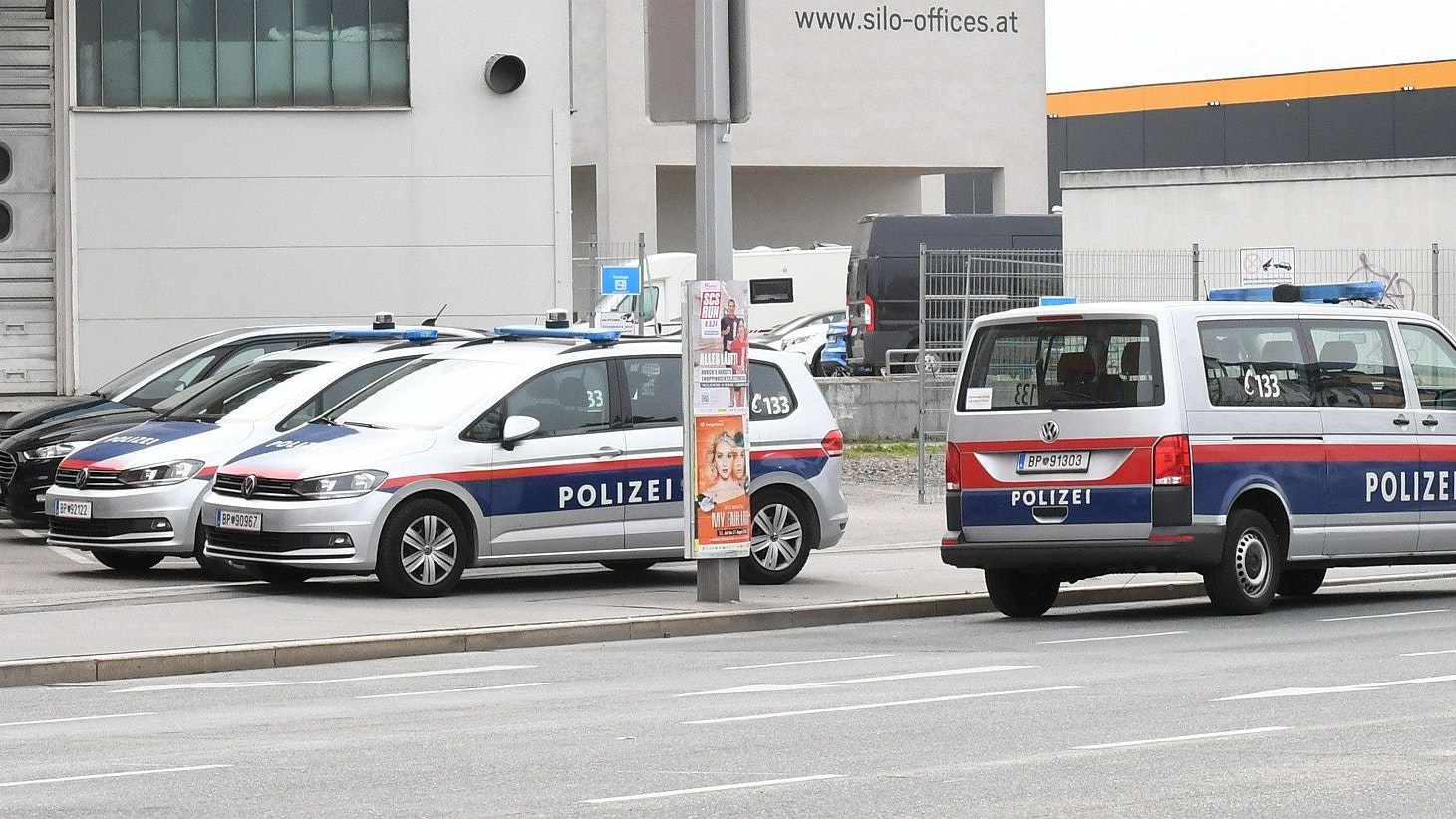 Polizei-Großeinsatz in Liesing. Es kam zu einer Festnahme.