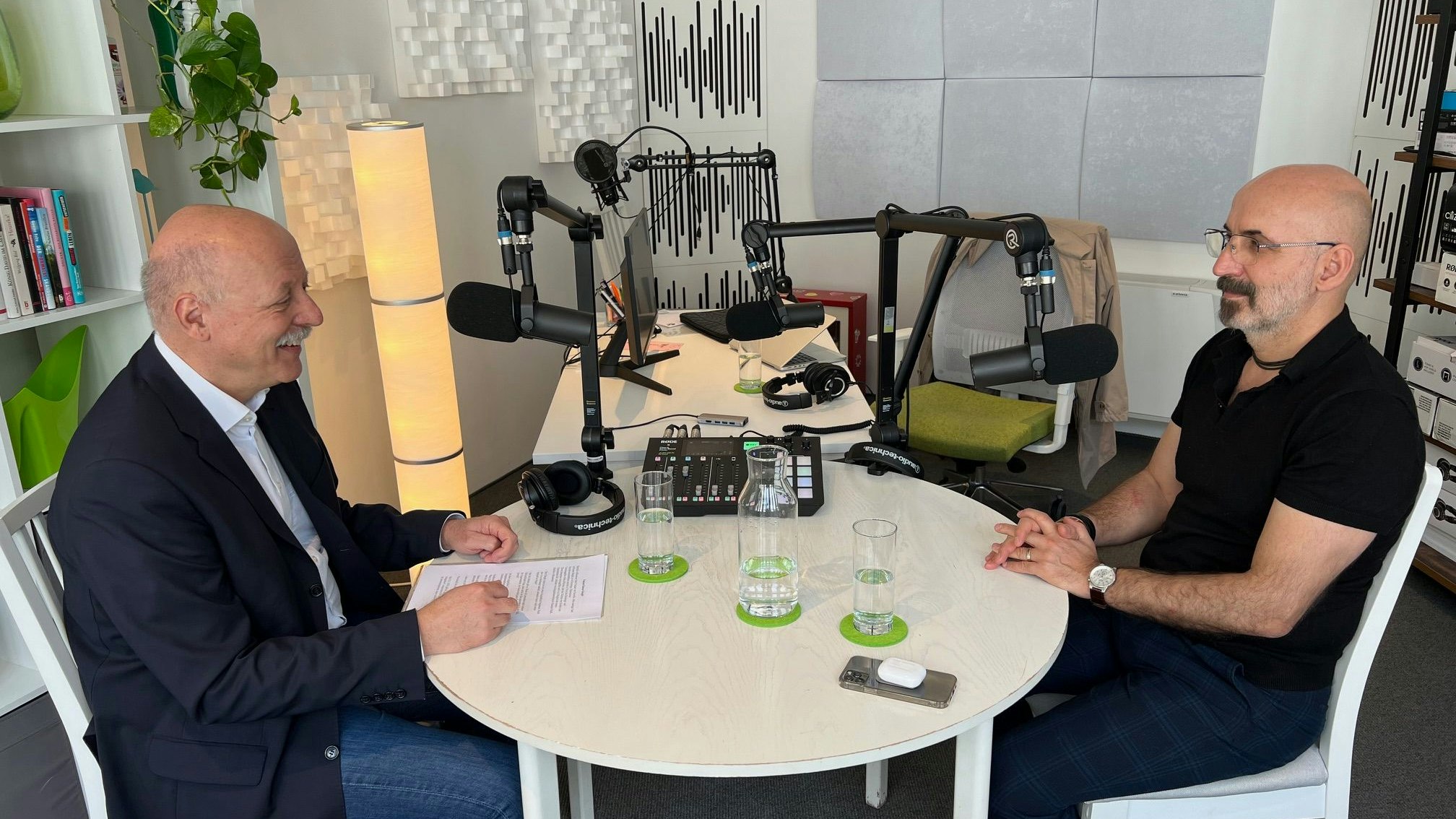 Der Sozialwissenschaftler Kenan Güngör beim Podcast mit Christian Nusser (Newsflix)