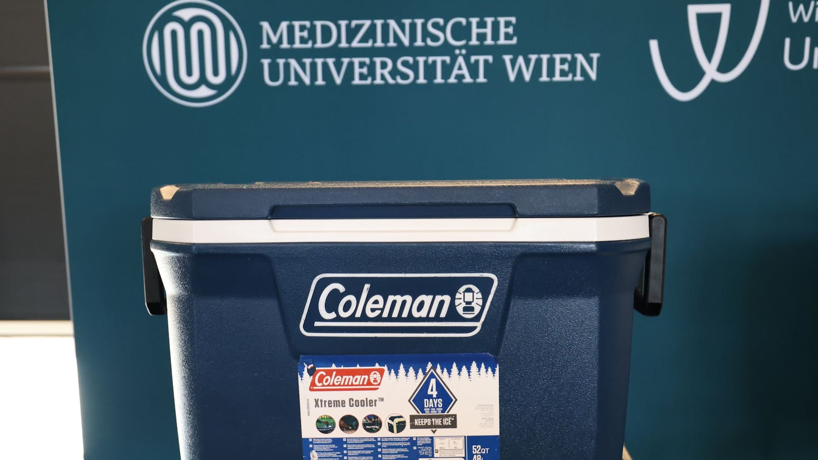 In dieser Kühlbox kann ein Spenderherz auf Crushed Ice für vier Stunden kalt gehalten werden.