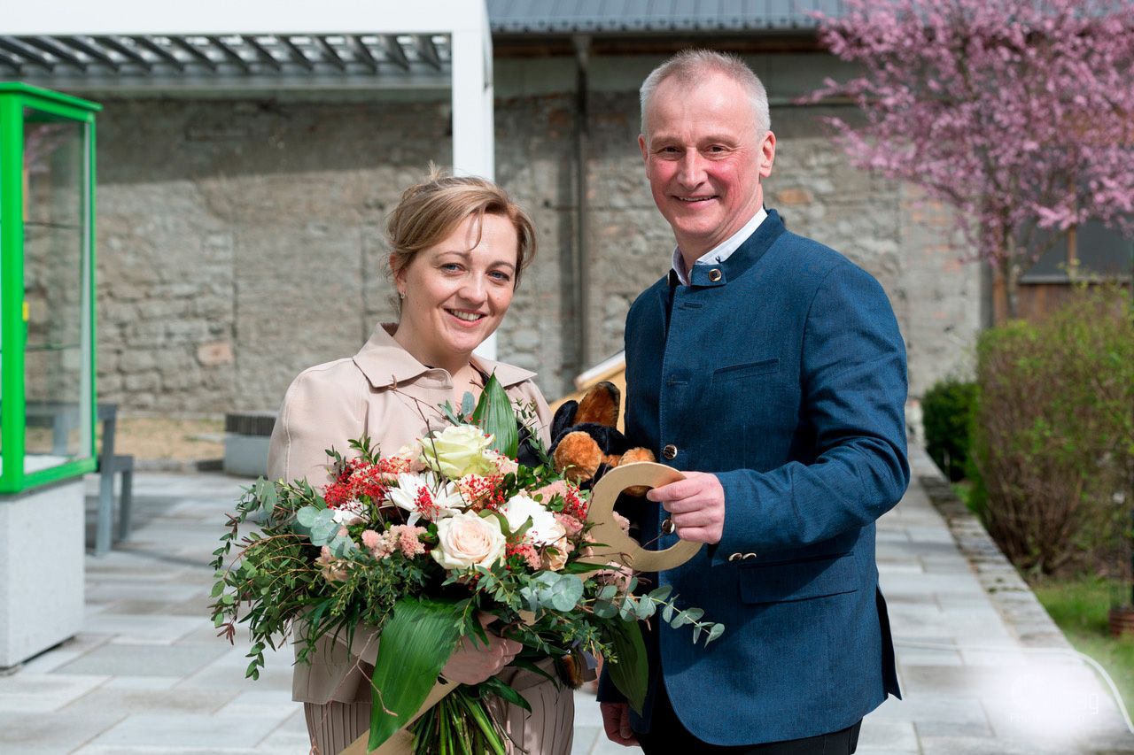 Nach über einem Jahr ohne Ärztin freut sich die Gemeinde Reingers und ihr Bürgermeister Andreas Kozar (r.) über Medizinerin Manuela Grubök (l.).