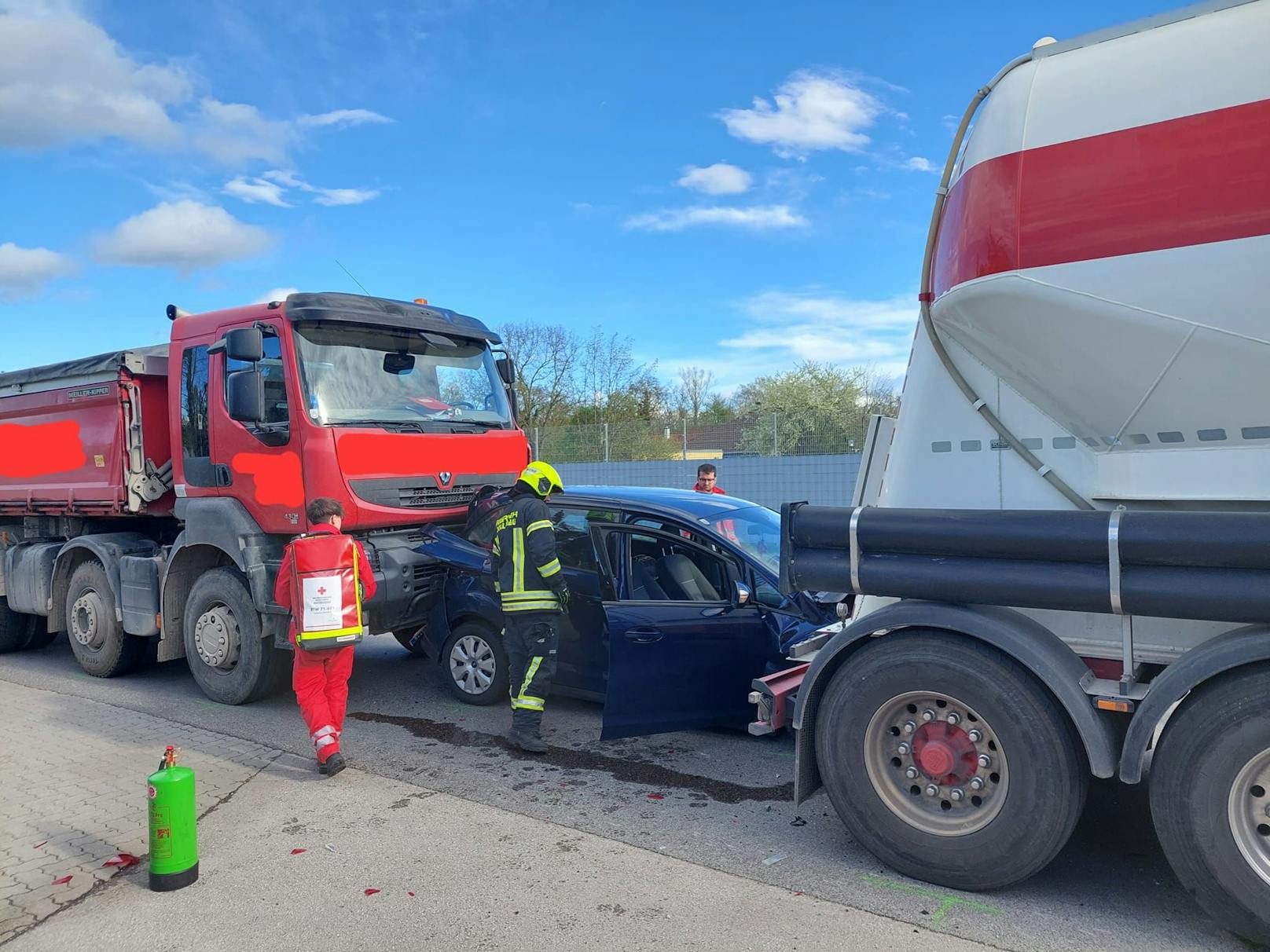 Der Fahrer aus bisher unbekannter Ursache zwischen zwei LKW eingeklemmt. 