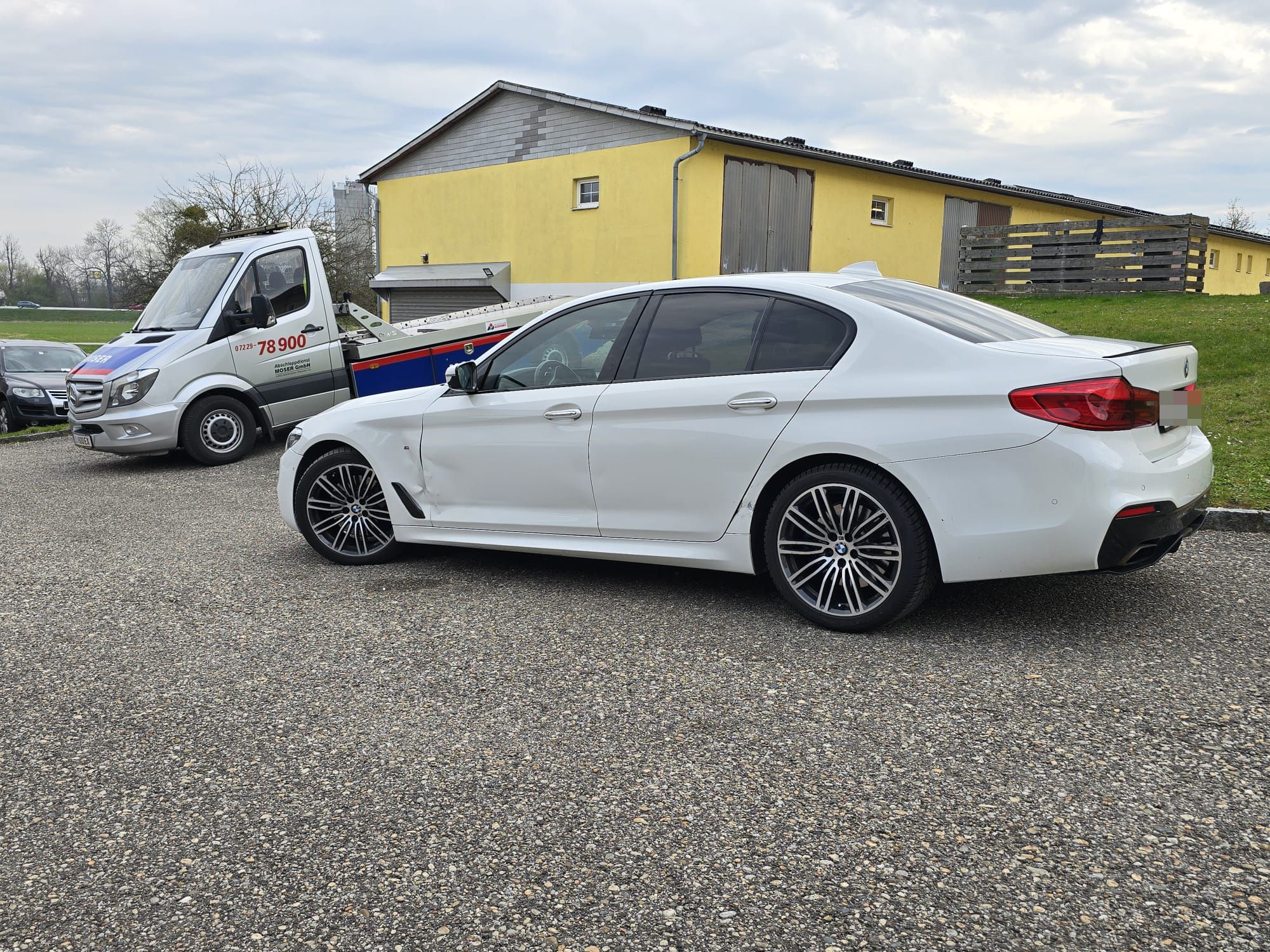 Dieser BMW 530i wurde beschlagnahmt und steht noch bis morgen, Donnerstag, bei einem Abschleppdienst.