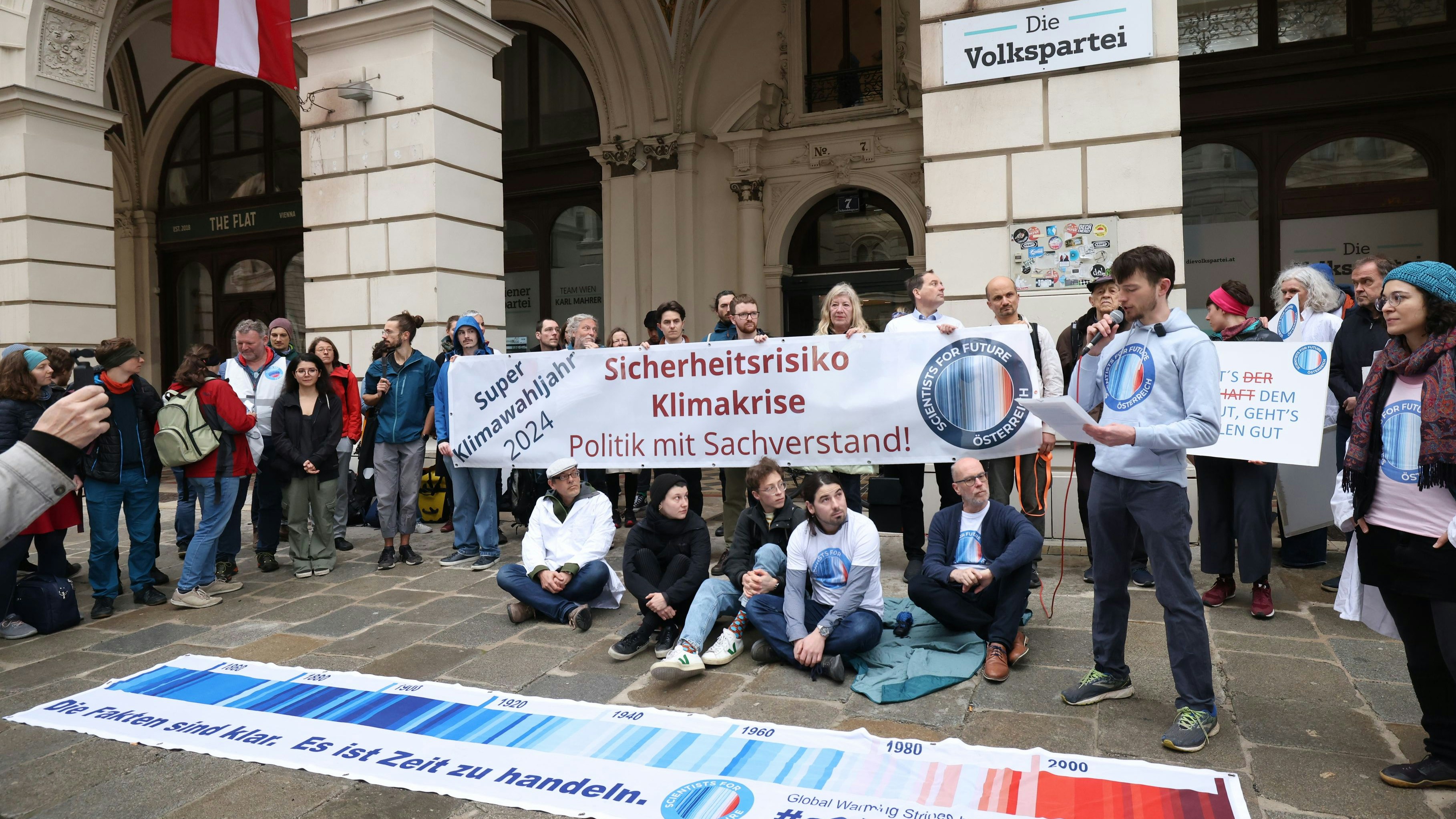 Die Wissenschaftler von Scientists for Future protestierten vor der Parteizentrale der ÖVP in Wien.