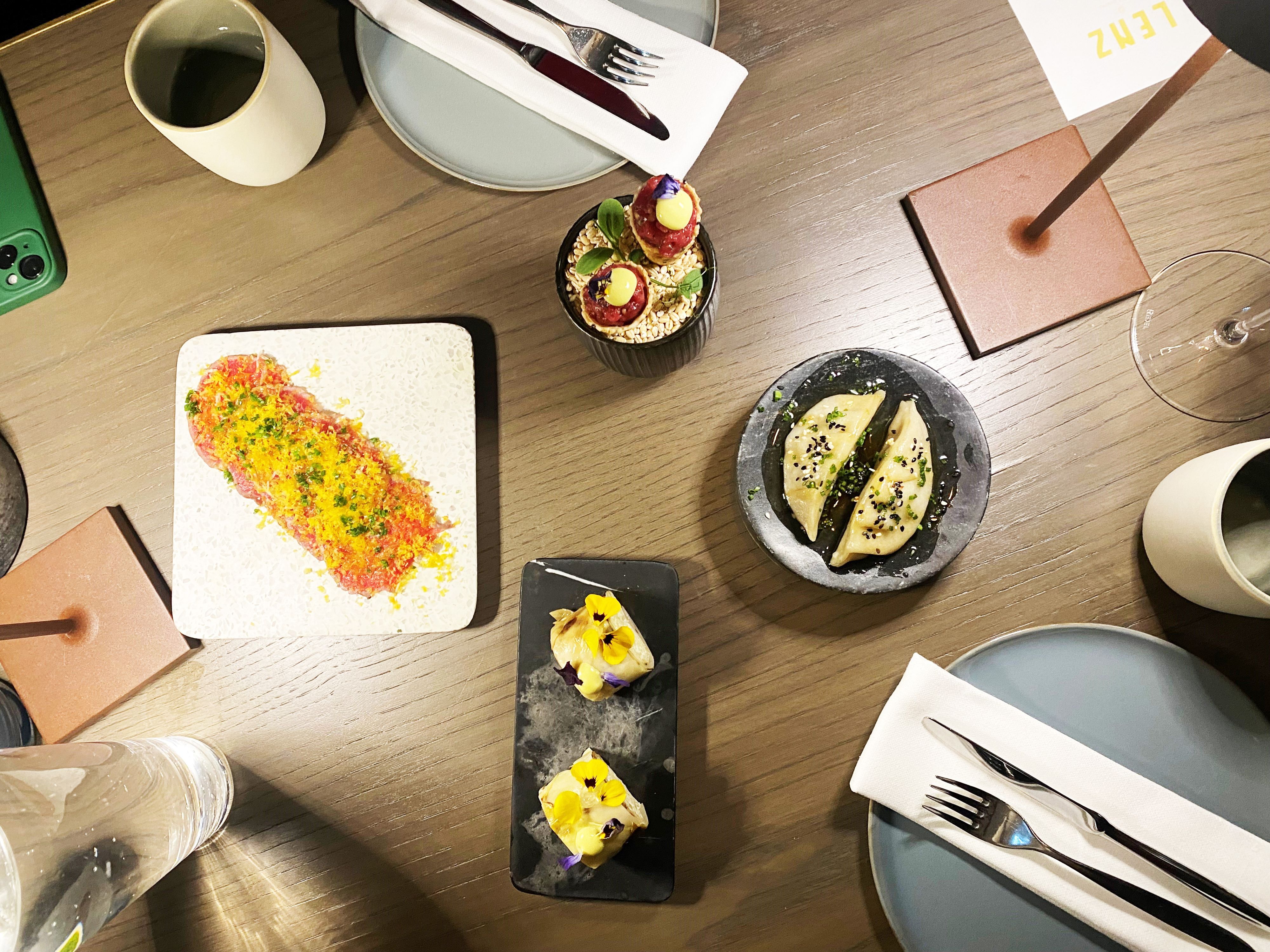 Im Lenz kommt alles in die Mitte des Tisches, ganz wie zu Hause.