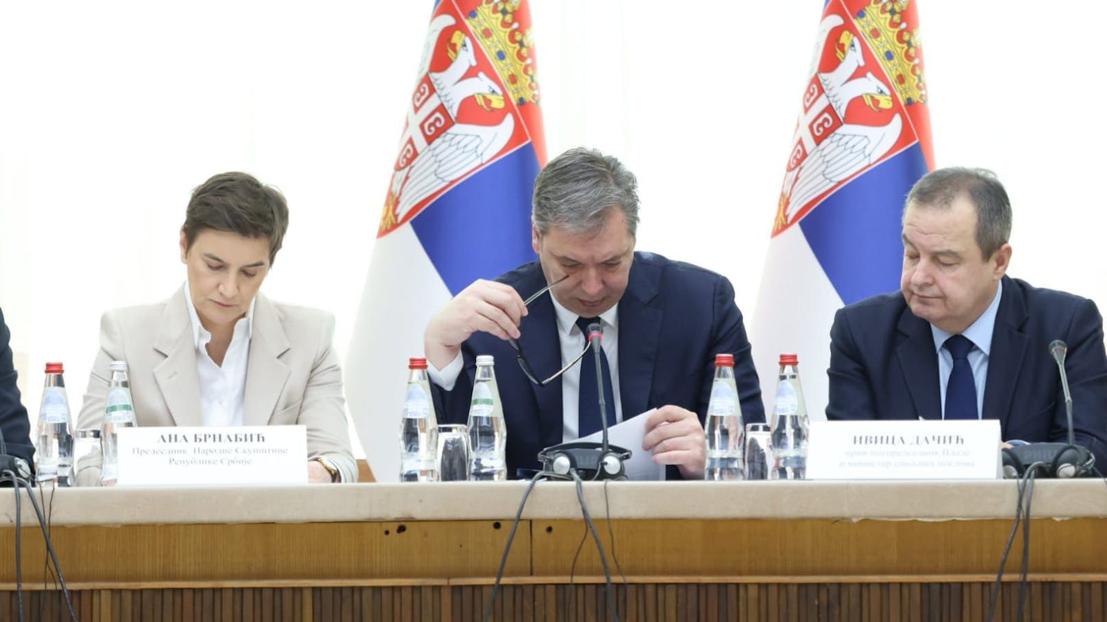 Ein Bild, das durch die Welt geht: Vučić&nbsp;erfährt von dem tragischen Todesfall, kämpft zeitweise mit den Tränen.