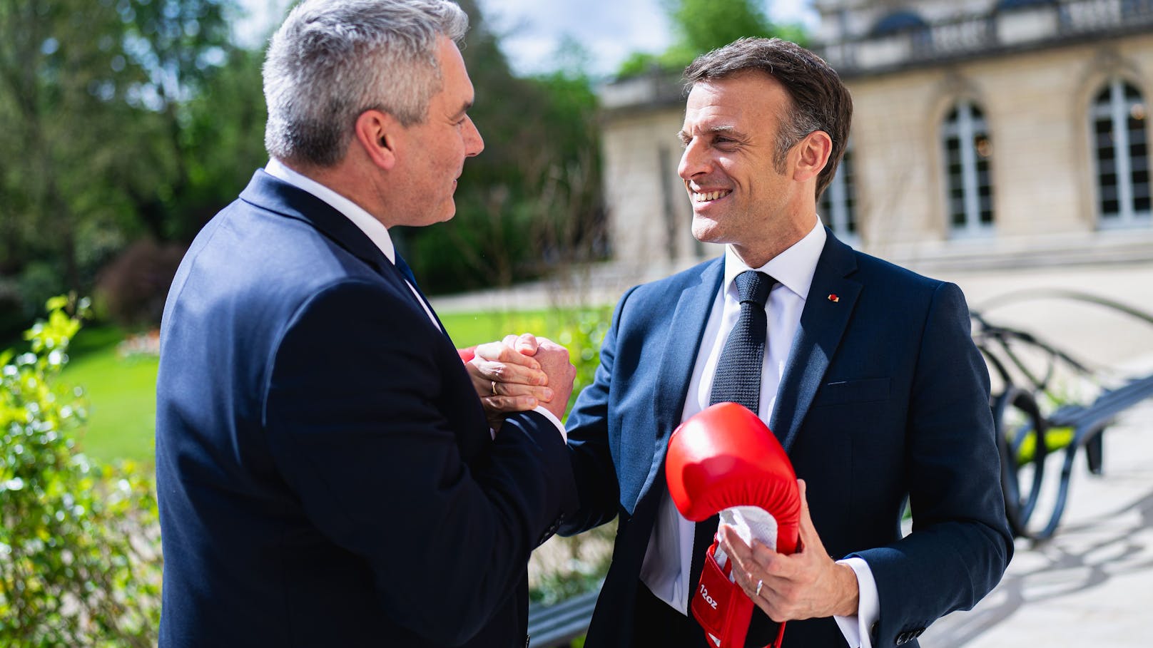 Hobbyboxer Nehammer schenkt Macron Boxhandschuhe