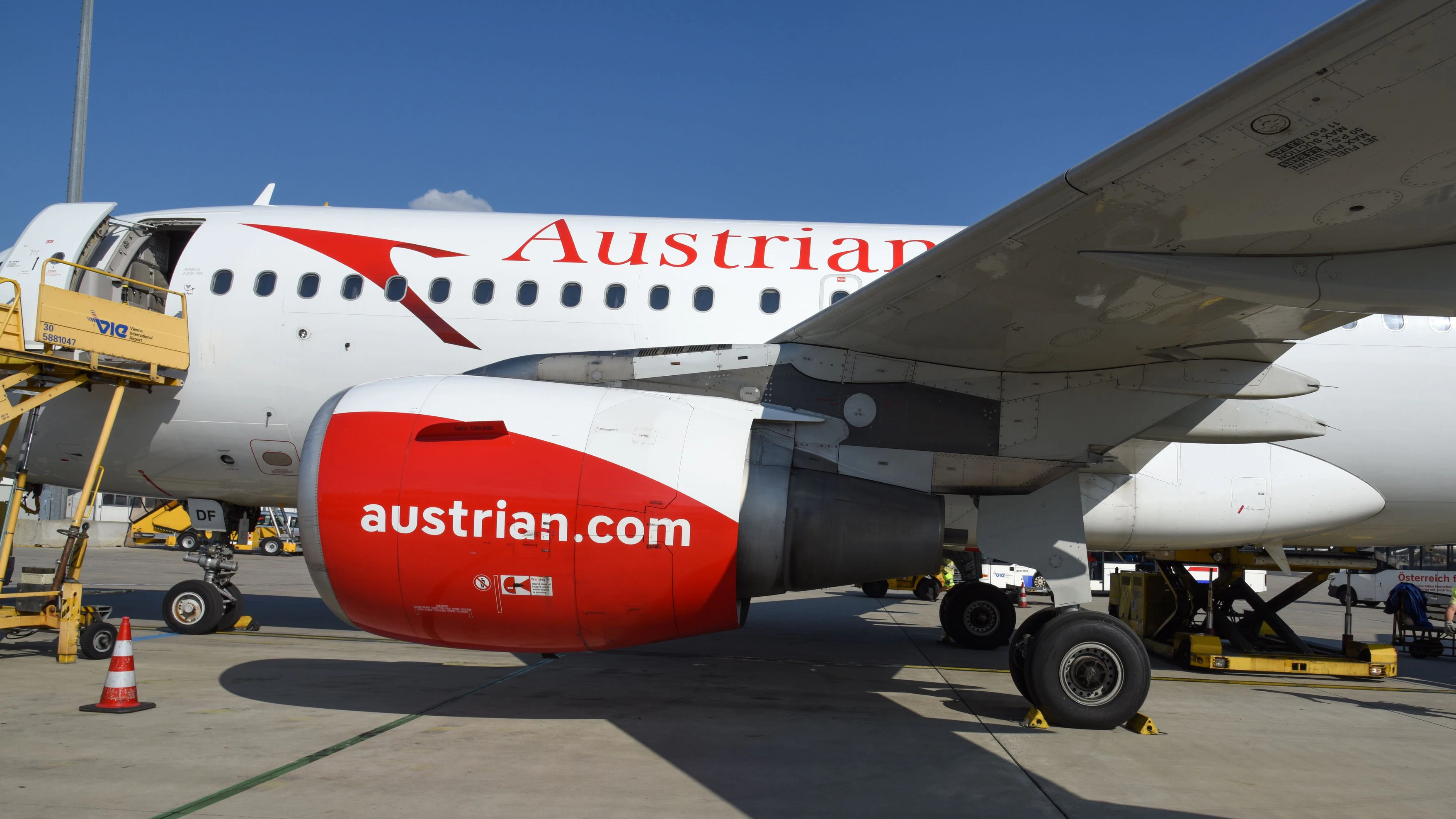 Bei der AUA fliegen neben Flugzeugen neuerdings auch die Fetzen.