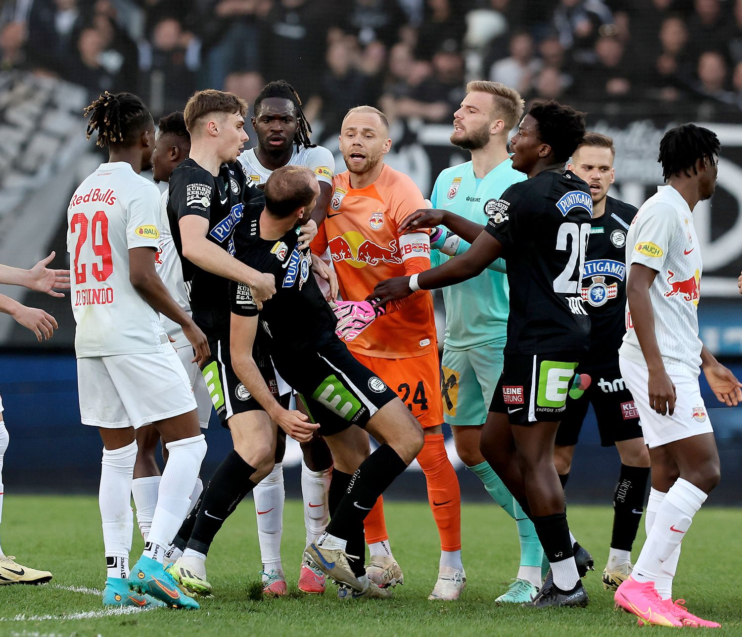 Oumar Solet hätte auch die Rote Karte sehen müssen.