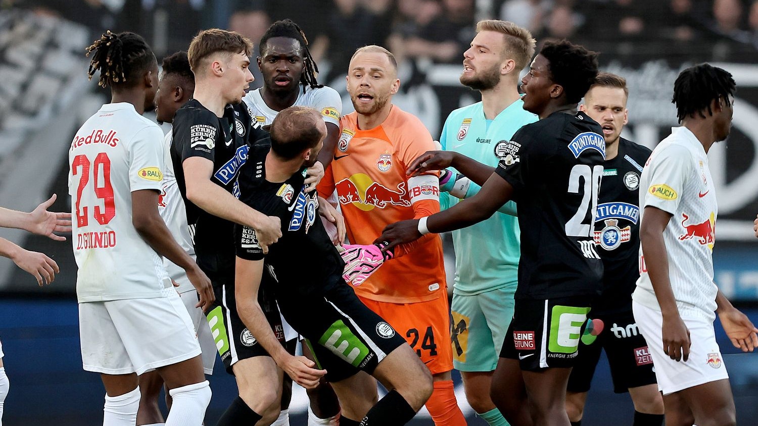 Oumar Solet hätte auch die Rote Karte sehen müssen. 