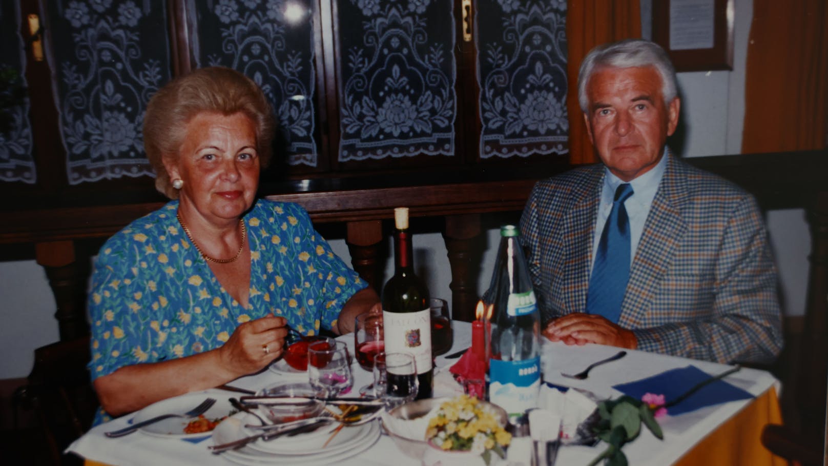 Elfriede und Michael Grössinger ließen es sich im Urlaub gerne gut gehen. Hier ca. 1996 auf einer ihrer Reisen nach Jesolo.