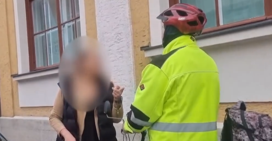 Sekundenbruchteile später stürzt der Anzeigenhauptmeister zu Boden.