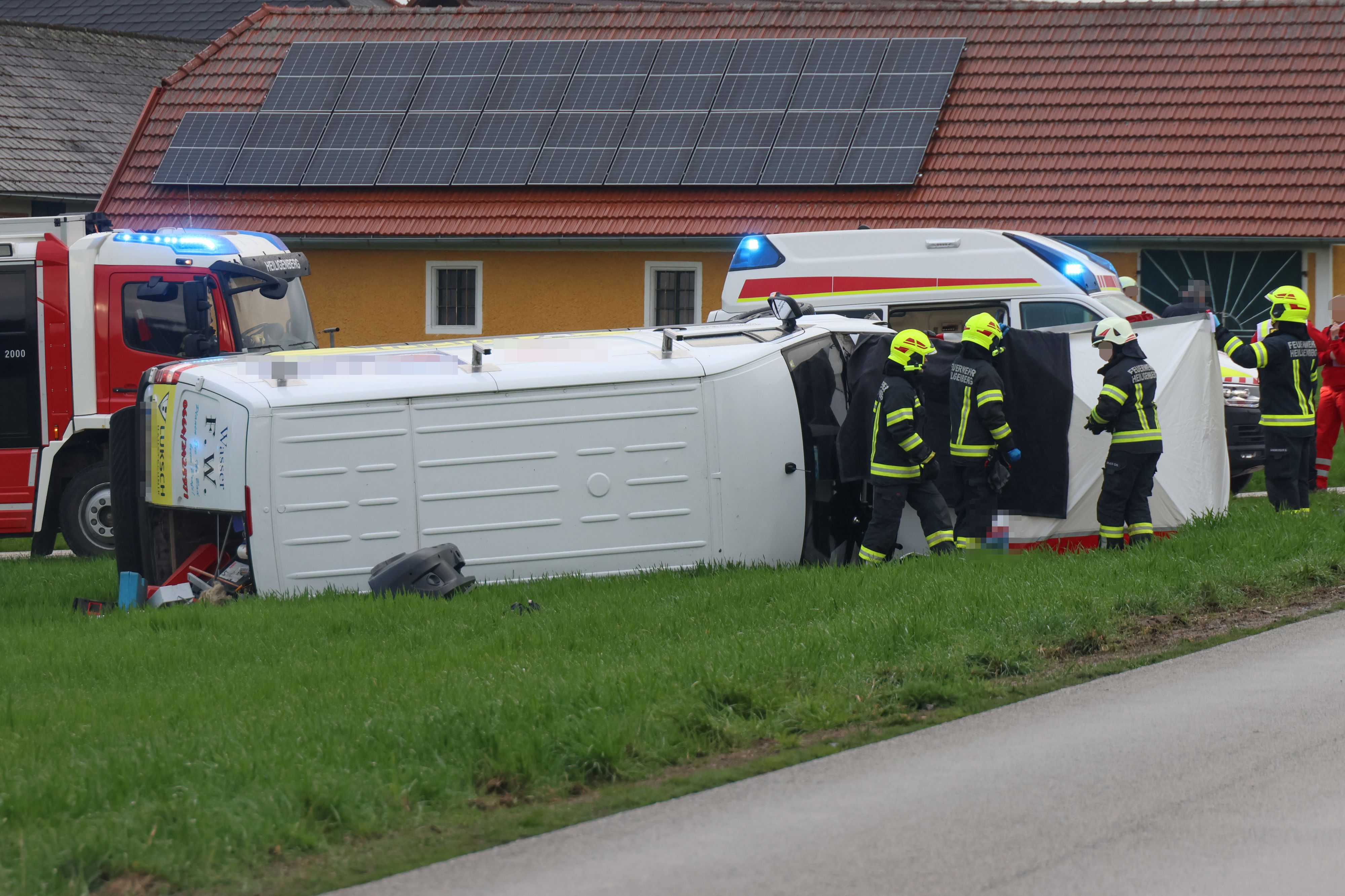 Der Kleintransporter stürzte nach dem Crash im Bezirk Grieskirchen um. Dem Fahrer war nicht mehr zu helfen.