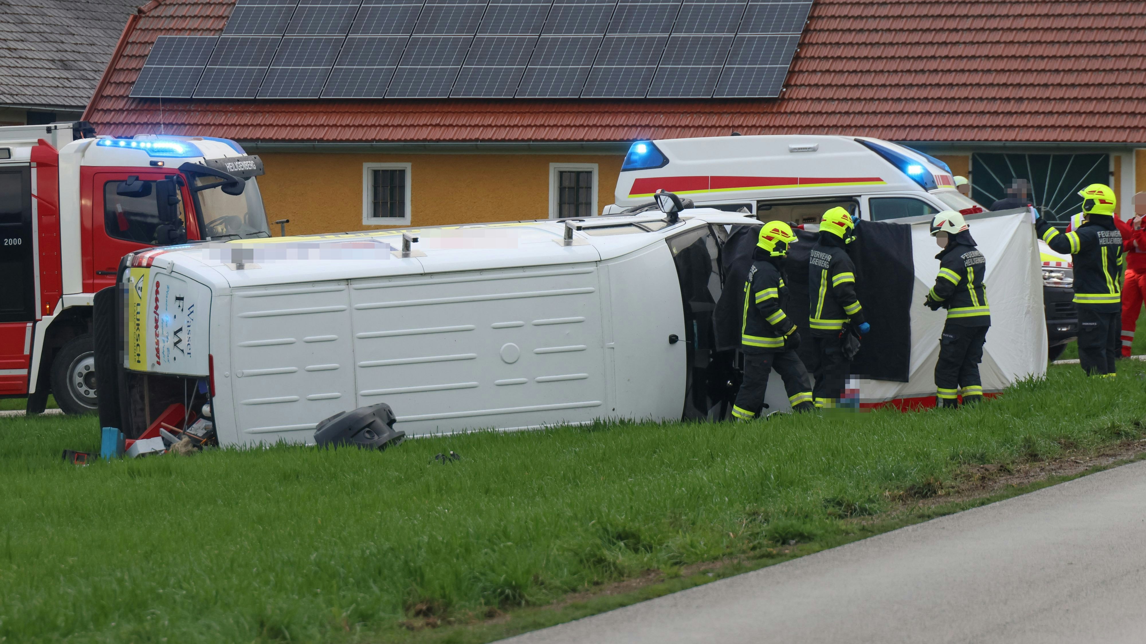 Der Kleintransporter stürzte nach dem Crash im Bezirk Grieskirchen um. Dem Fahrer war nicht mehr zu helfen.