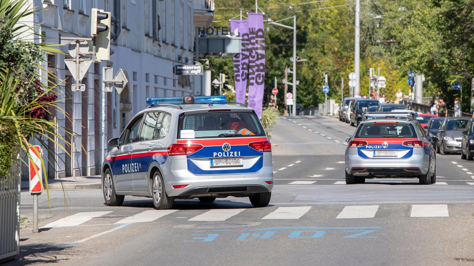 Wiener sieht zwei Männer in Wien und ruft die Polizei