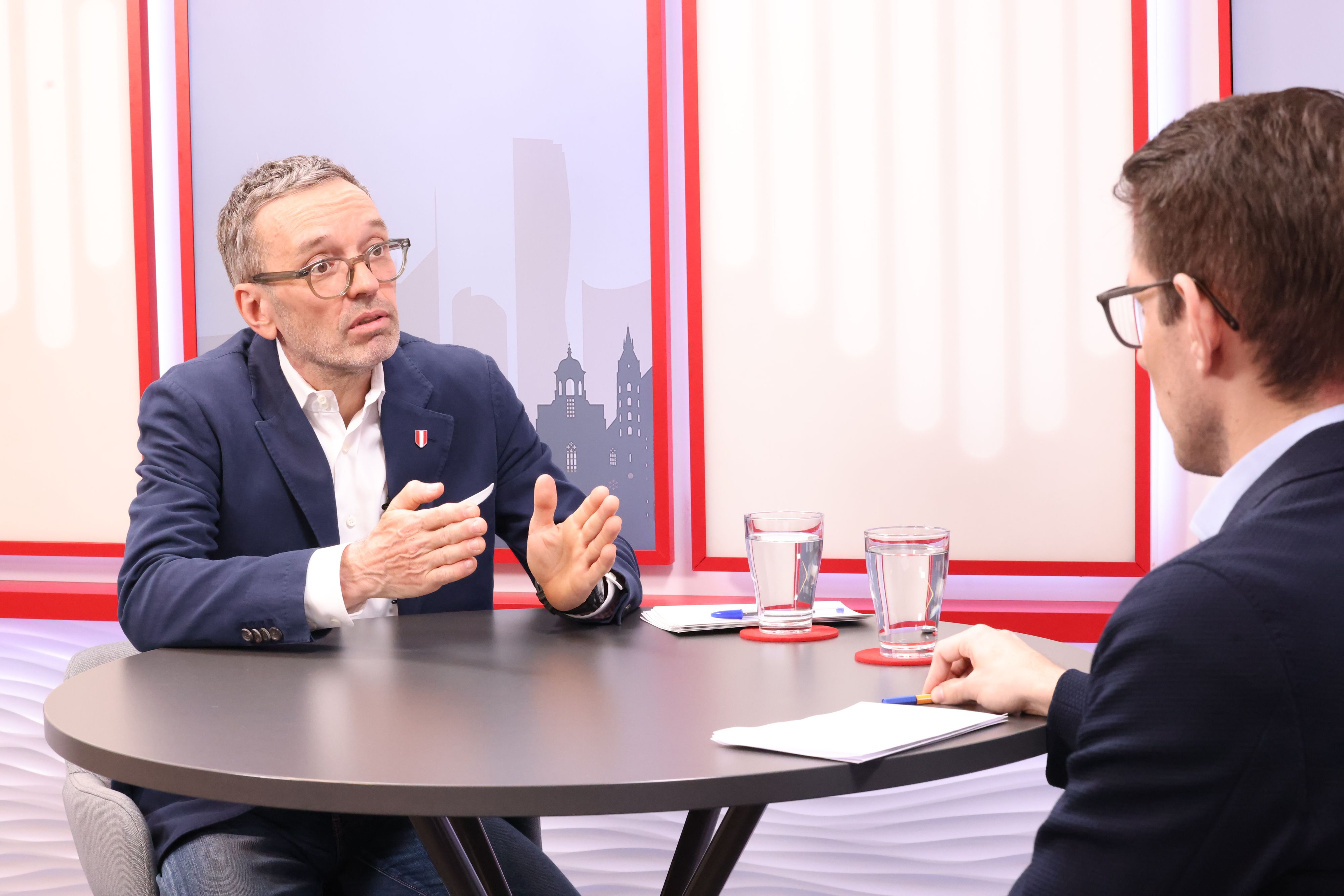 Herbert Kickl konkretisiert seine Asyl-Pläne.