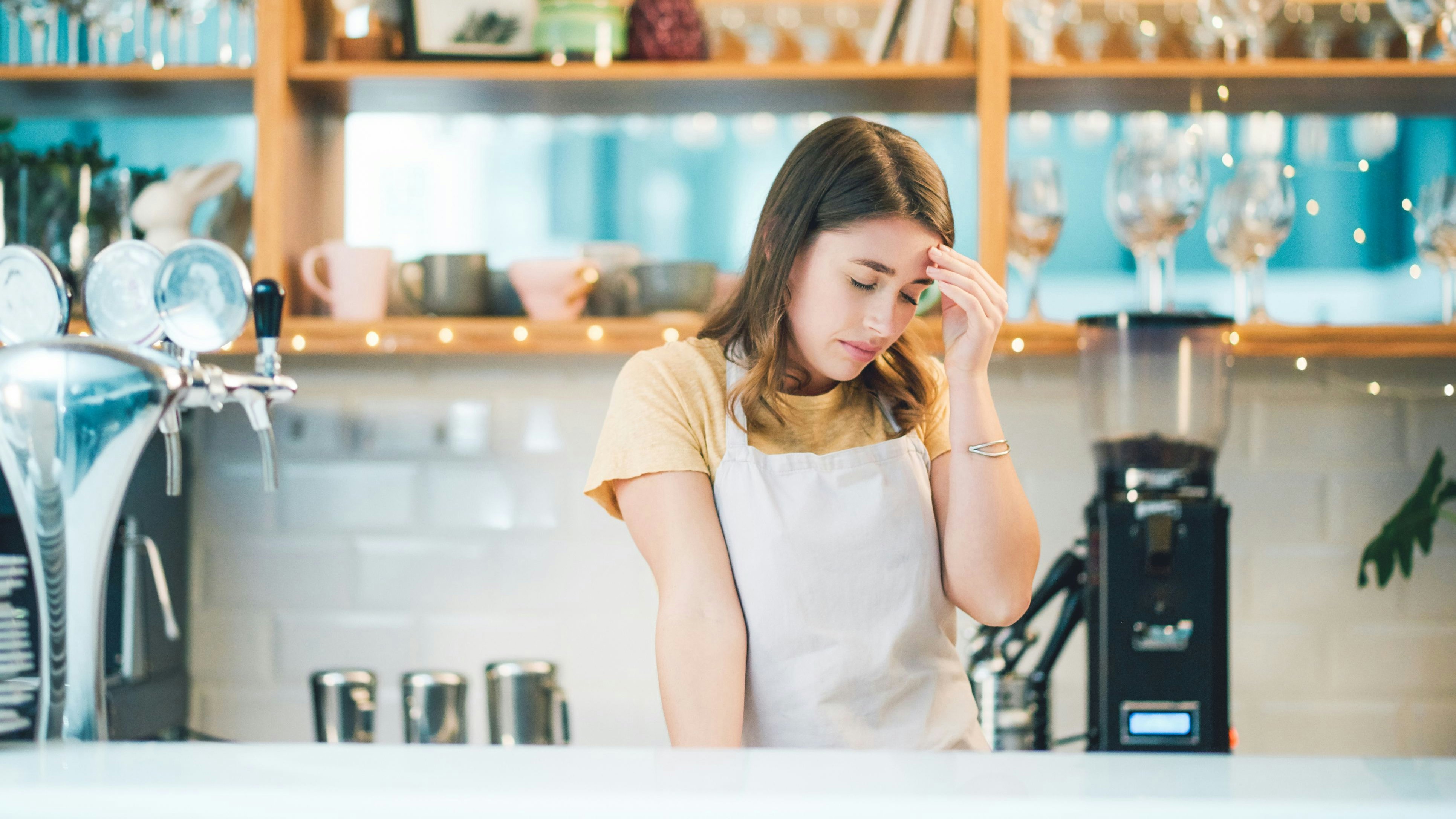 Kellnerin verzweifelt