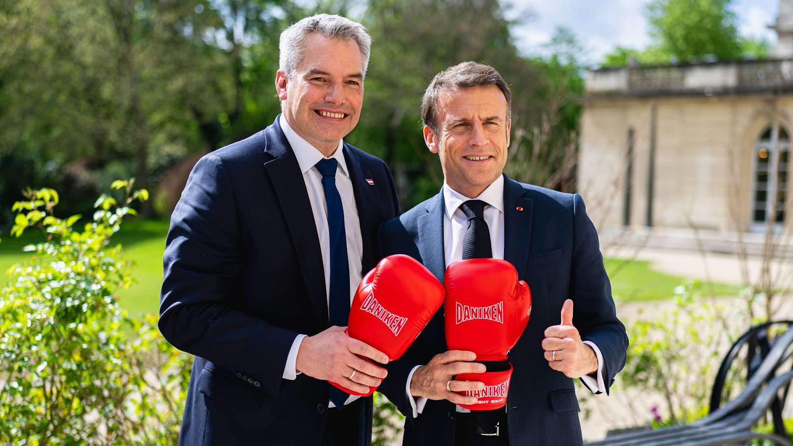 Der Kanzler brachte Frankreichs Präsidenten ein paar Boxhandschuhe mit.