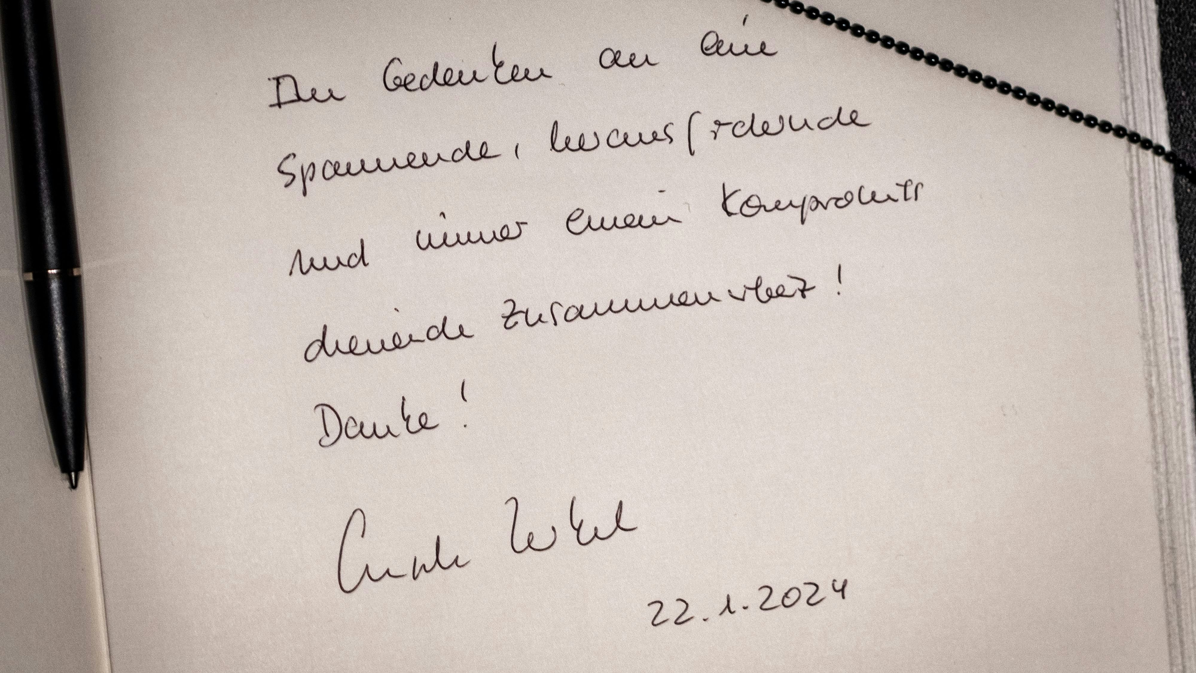 Relativ förmlich: Das schrieb die deutsche Ex-Kanzlerin Angela Merkel ins Kondolenzbuch des Bundestages