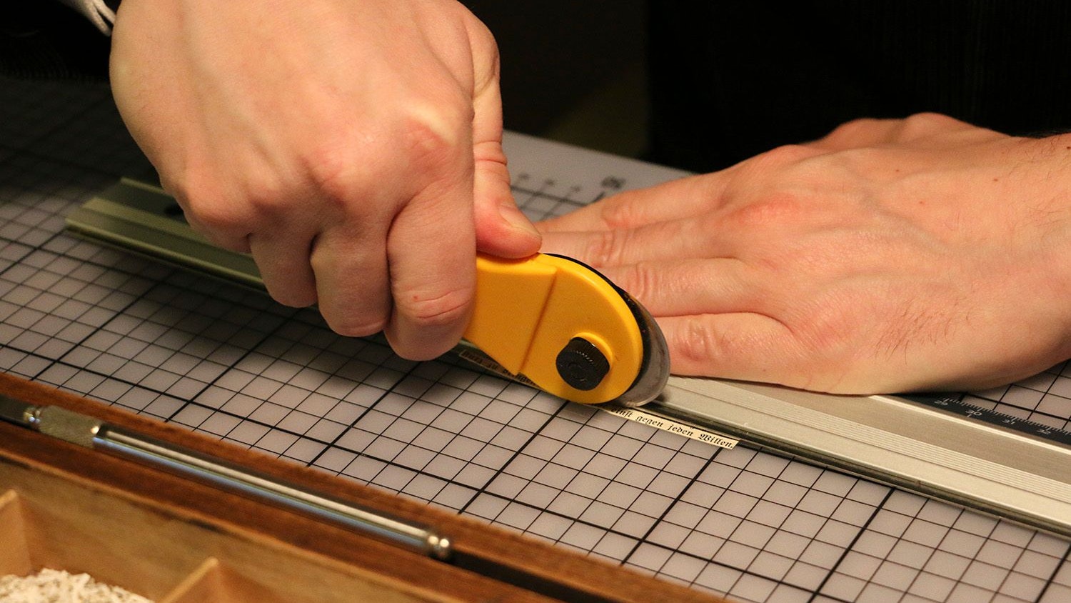 Akribische&nbsp; Arbeit - 100 Seiten von knapp 800 Seiten hat der Künstler bereits zerlegt.