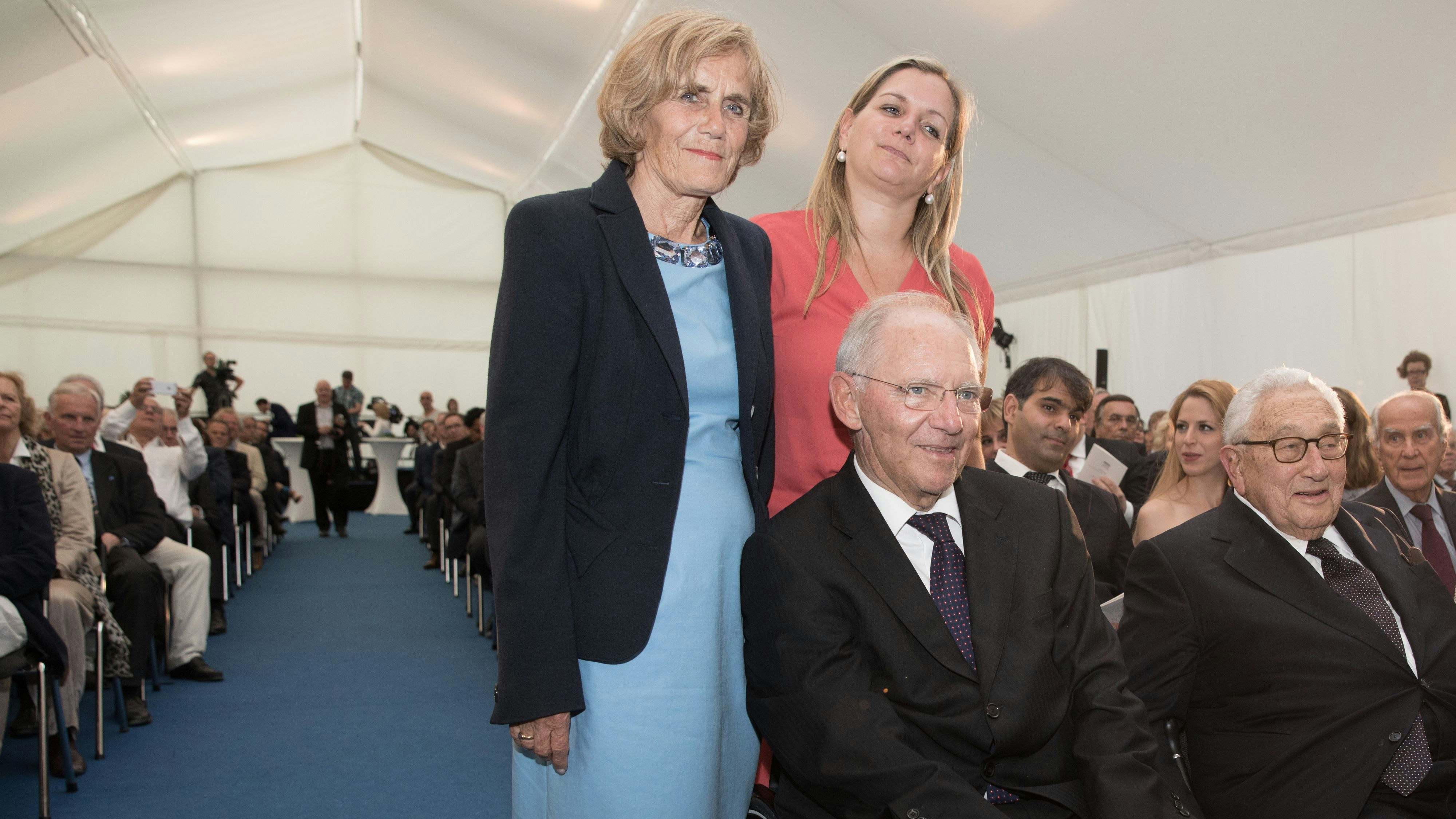 Der damalige Finanzminister Wolfgang Schäuble mit Ehefrau Ingeborg, Tochter Juliane and und Ex-US-Außenminister Henry Kissinger 2017 in Berlin