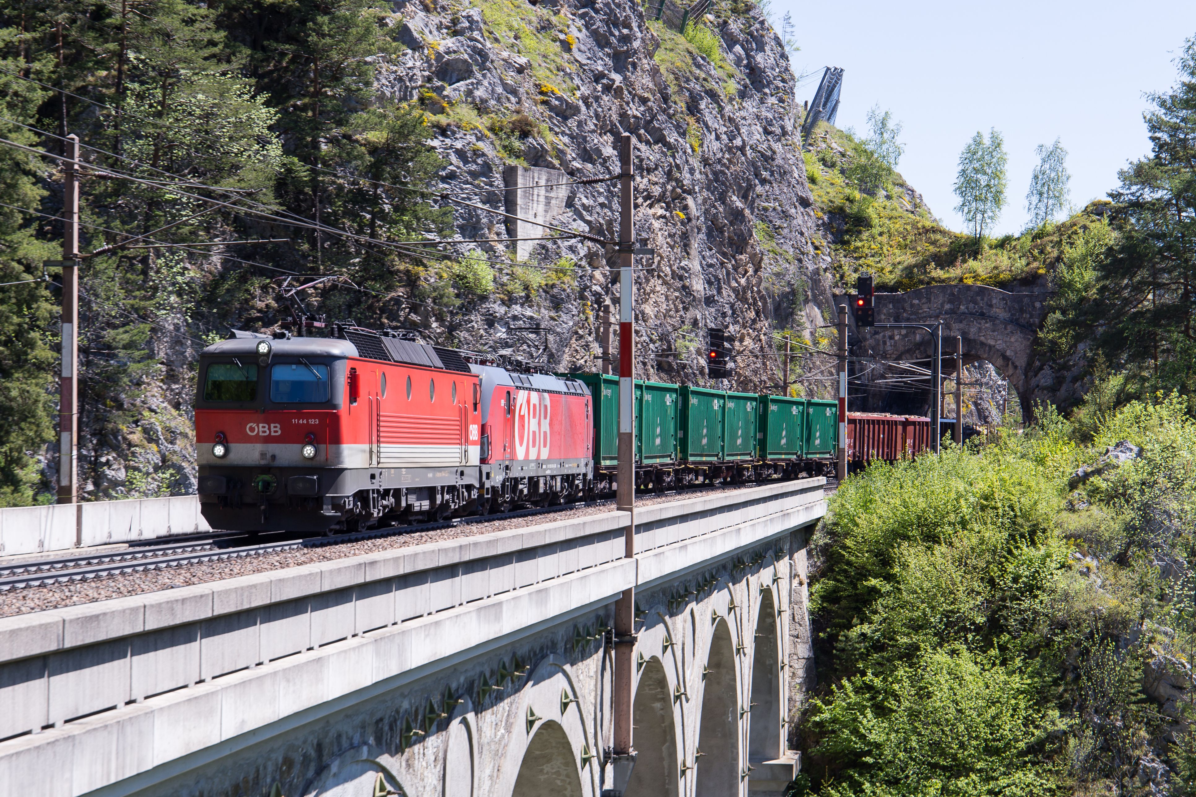 Ein ÖBB-Güterzug ist am Semmering entgleist.