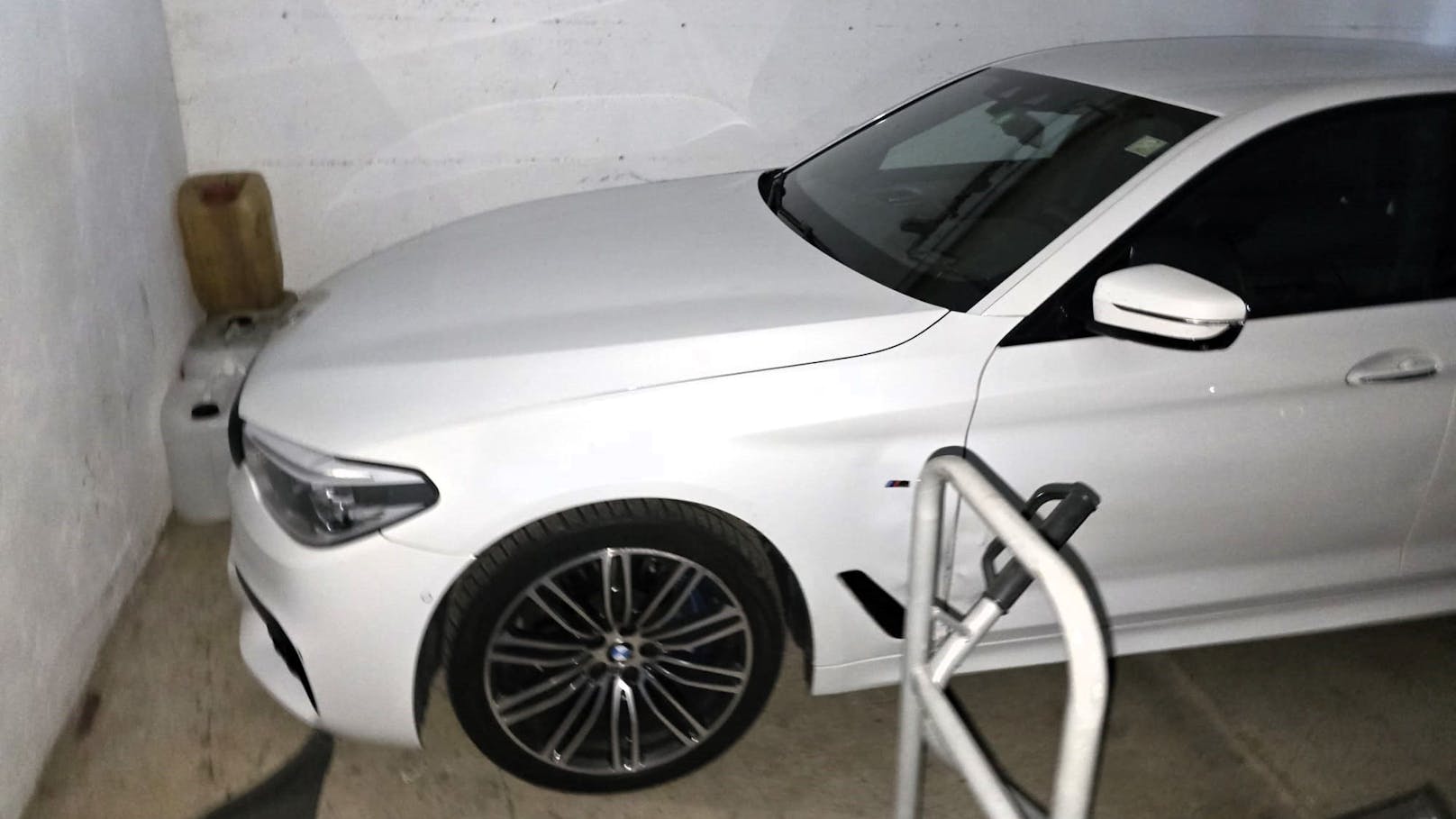 Der weiße BMW 530i befindet sich in einer Garage des Abschleppdienstes in Ansfelden (Bez. Linz-Land).