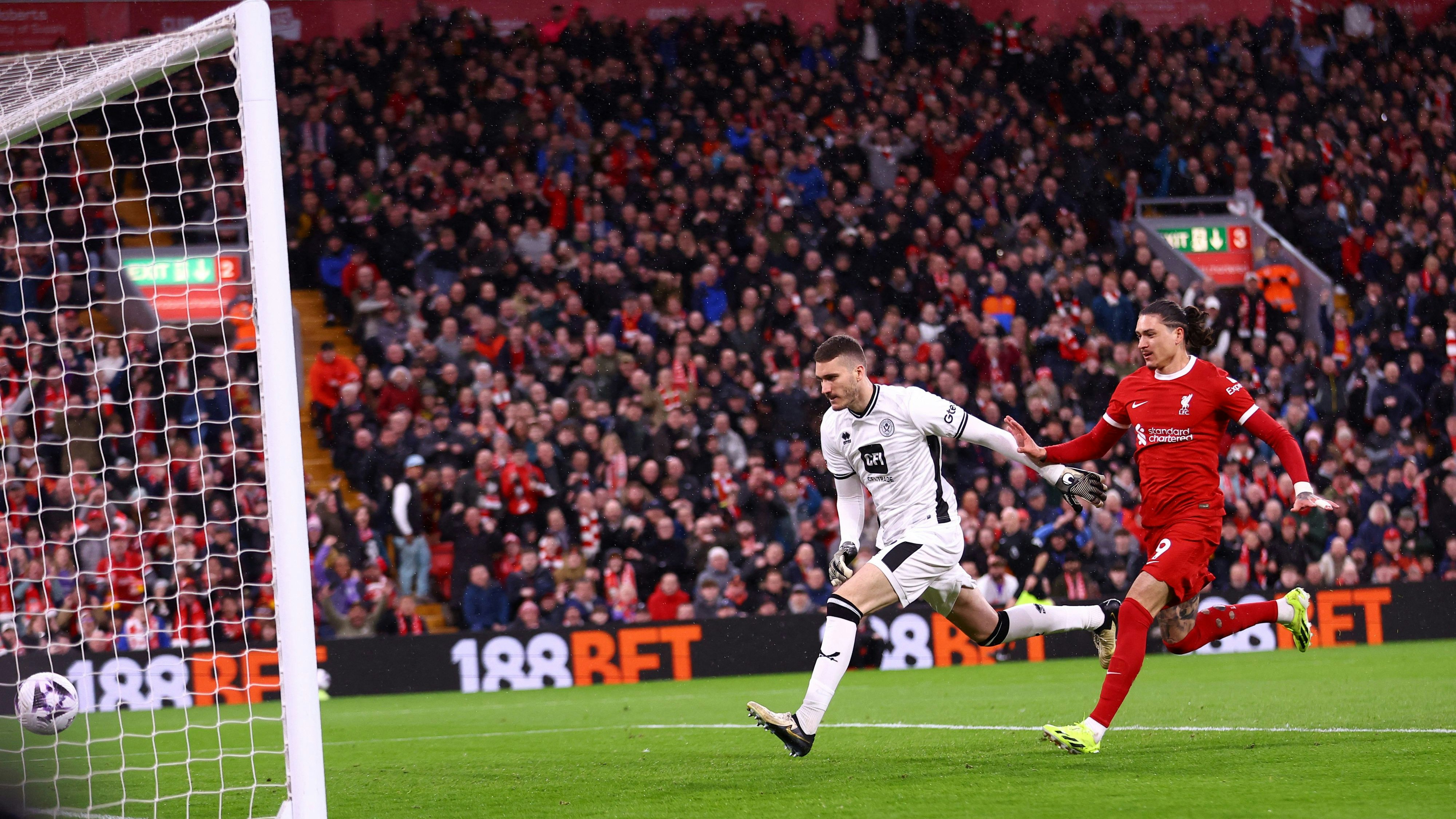 Darwin Nun ez drückt den Ball nach dem haarsträubenden Fehler über die Linie. 