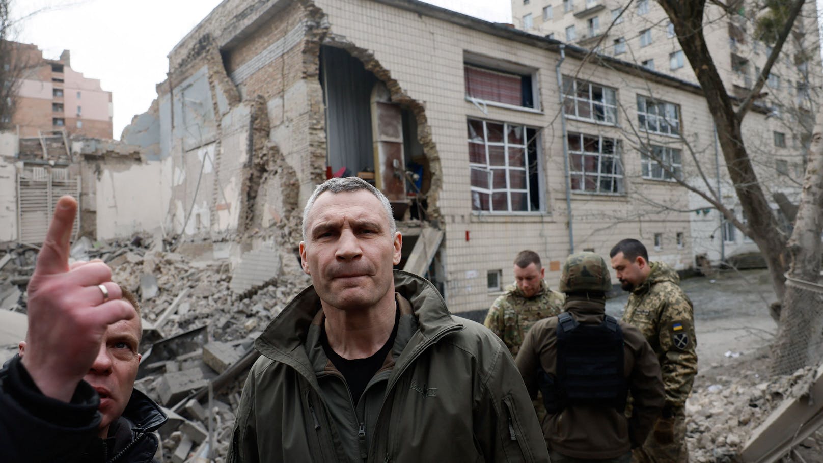 Nach dem Raketenangriff auf die Hauptstadt lässt sich Kyjiws Bürgermeister Vitali Klitschko den Ort der Zerstörung zeigen.