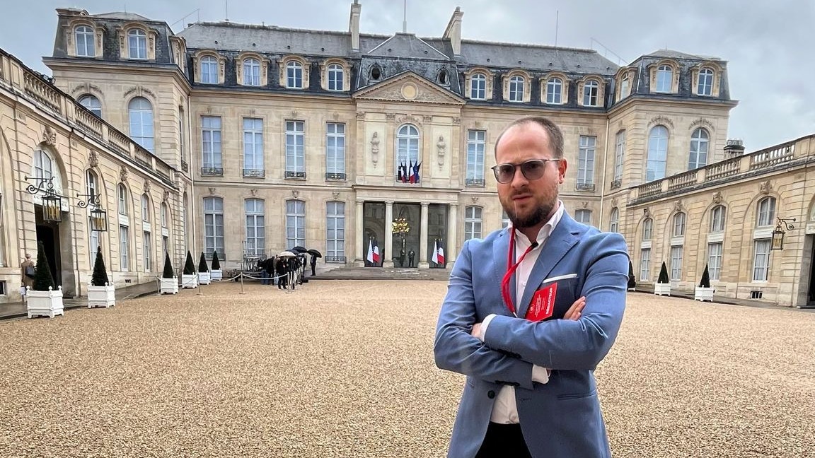Chefreporter Tomsits begleitete den Kanzler auf seiner Dienstreise nach Paris.