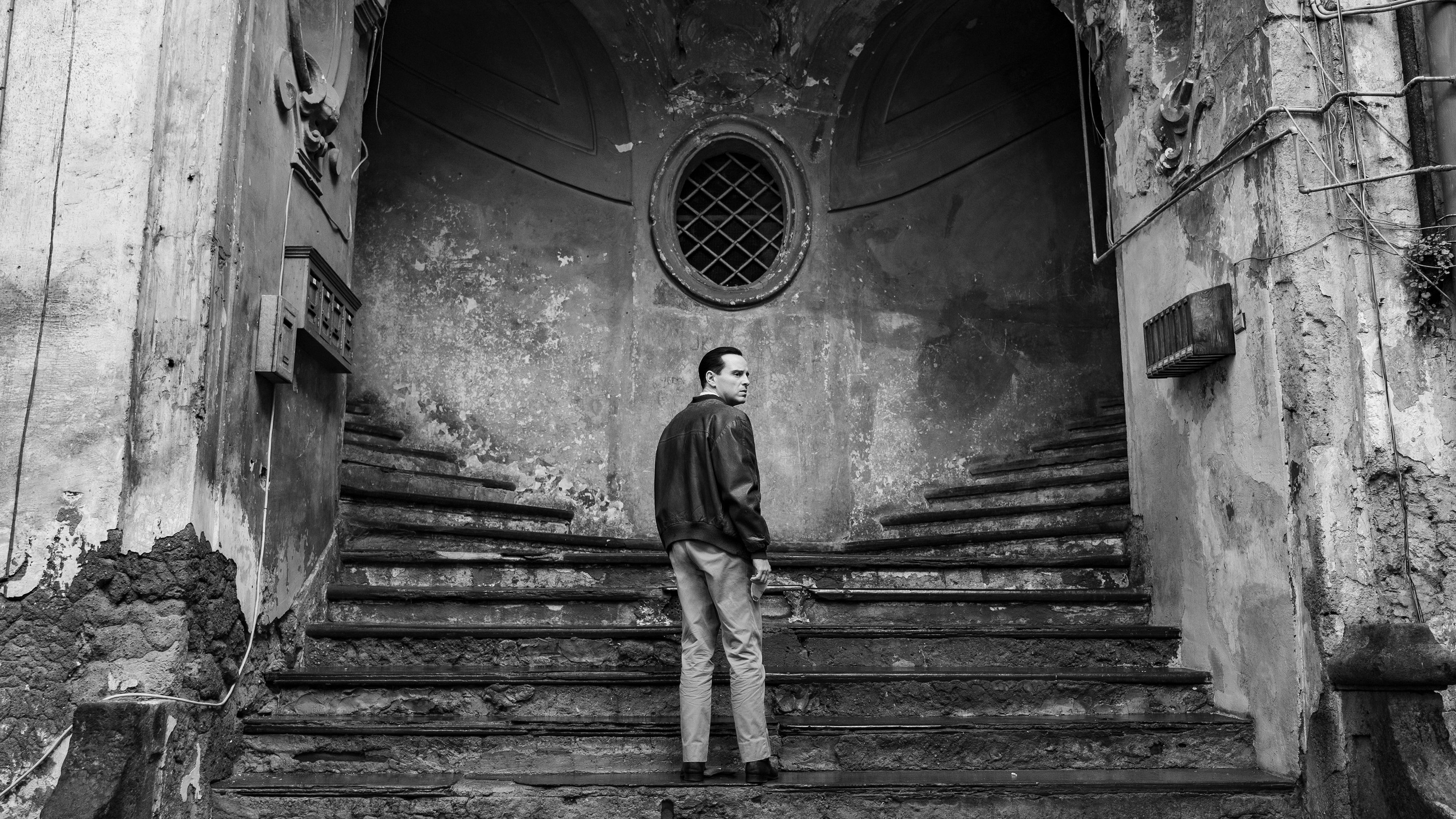 Tom Ripley (Andrew Scott) nimmt im Italien der 1960er-Jahre seinen sozialen Aufstieg in Angriff – versinnbildlicht immer wieder durch zahllose Treppen, die er zu bewältigen hat.