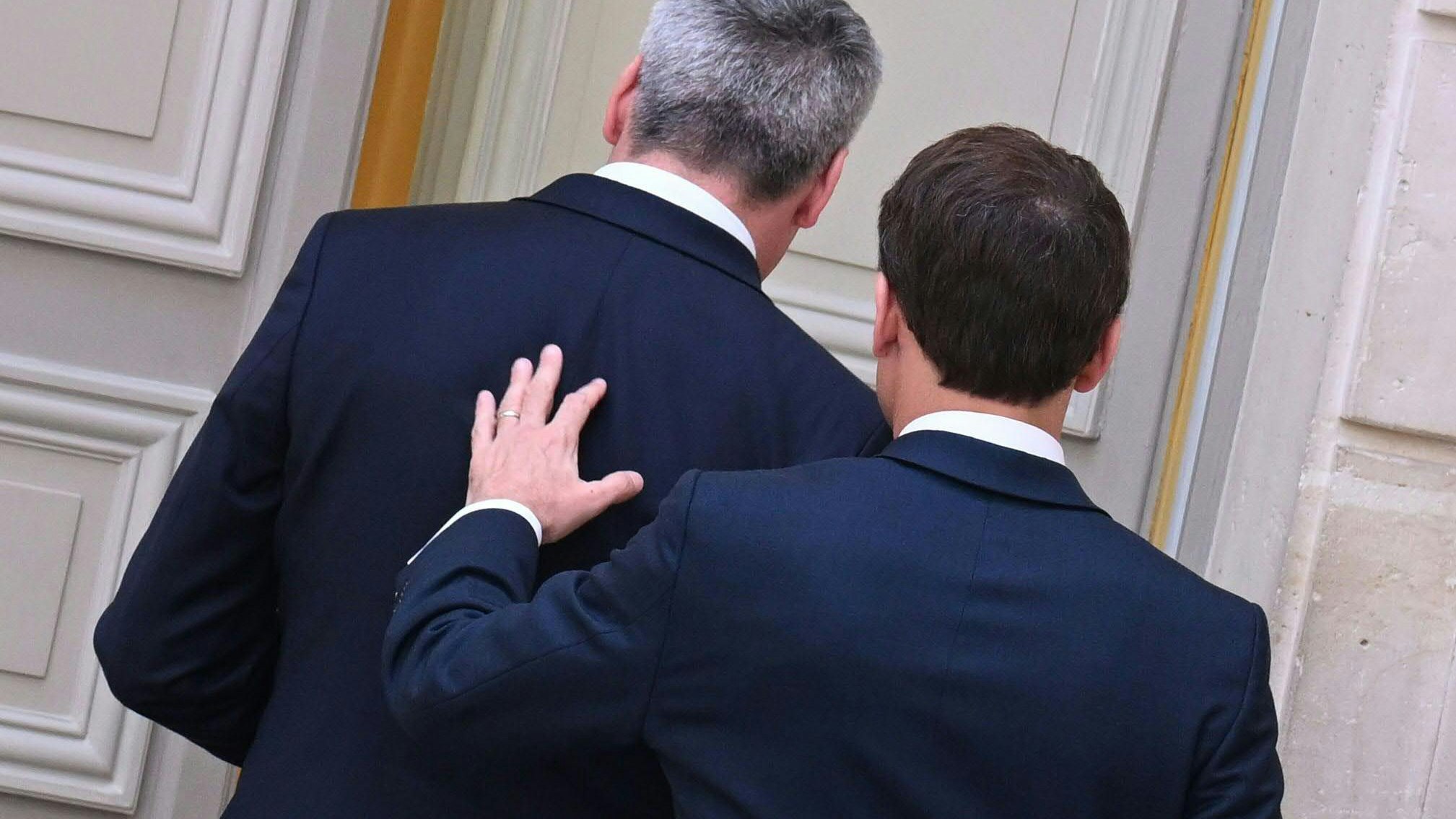 "Tätscheln" des Rückens": Bundeskanzler Karl Nehammer (ÖVP) und Frankreichs Präsident Emmanuel Macron beim Treffen im Elysée-Palast in Paris