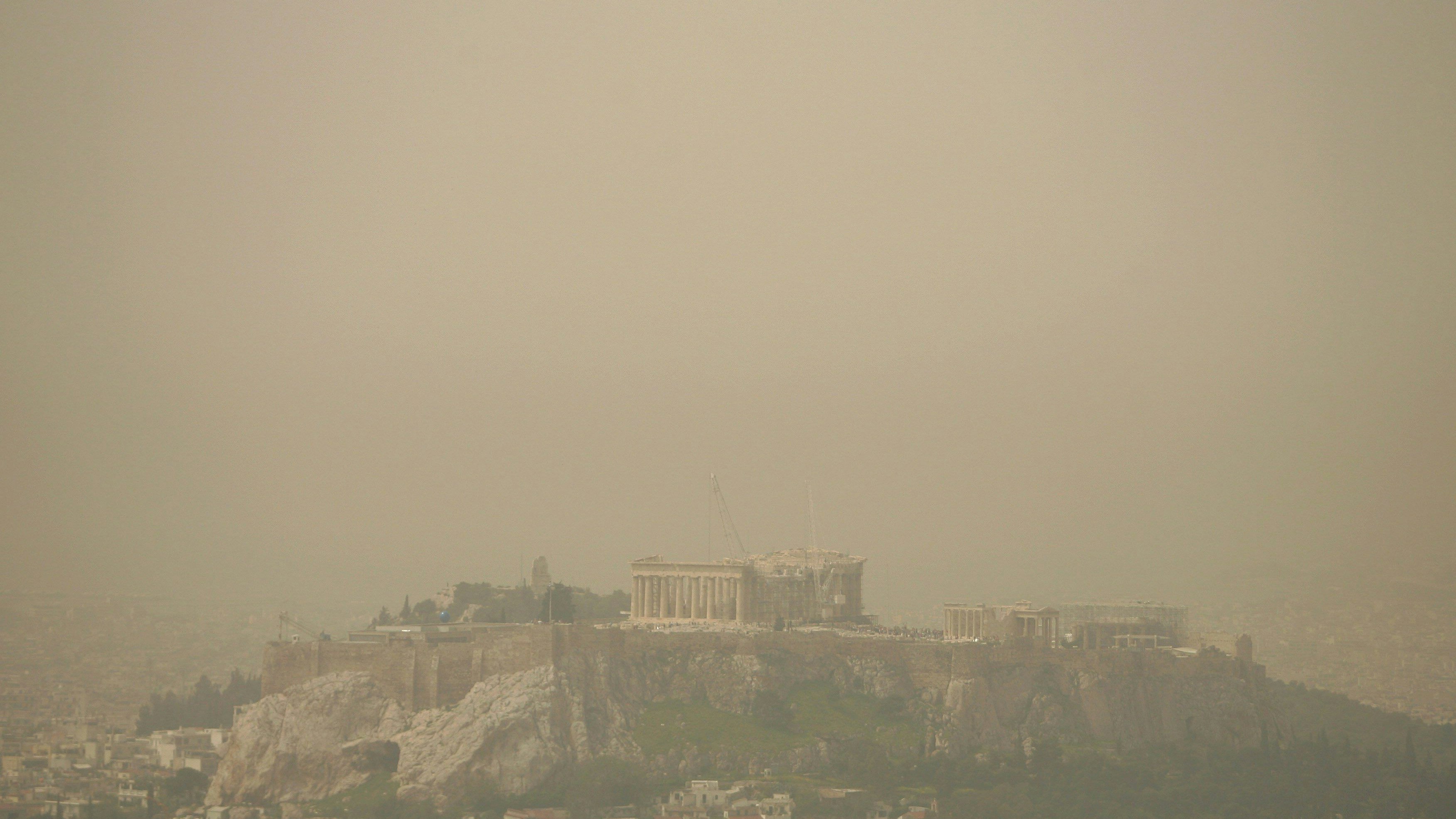 Die Akropolis in Athen, in Saharastaub gehüllt, am 14. April 2008.