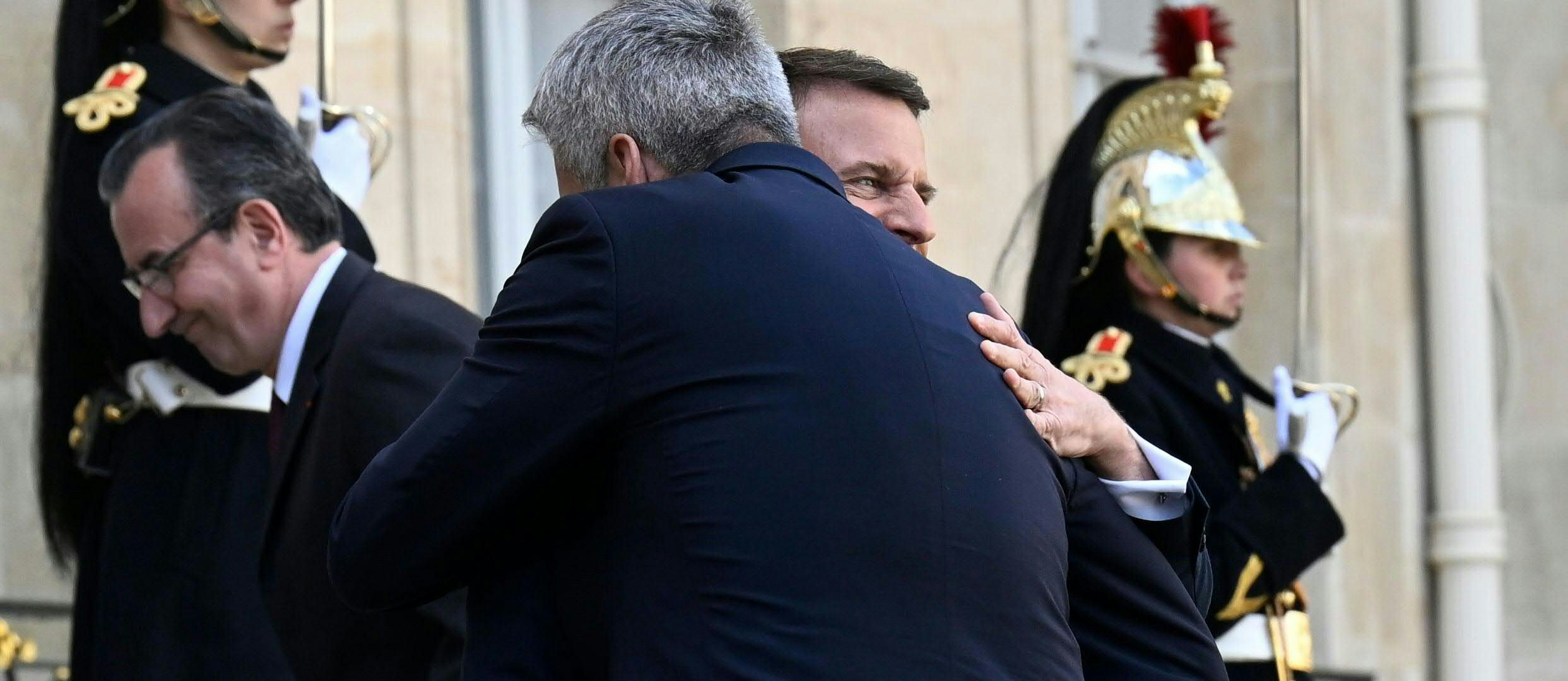 Heftige Umarmung: Bundeskanzler Karl Nehammer (ÖVP) und Frankreichs Präsident Emmanuel Macron beim Treffen im Elysée-Palast in Paris