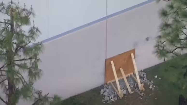 Ein weiteres Loch in der Wand gibt der Polizei Rätsel auf.