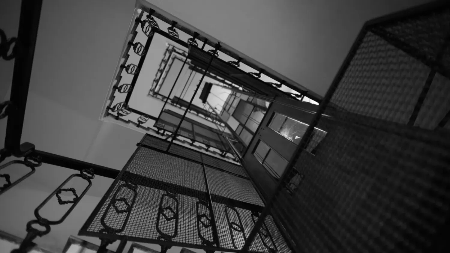 Fahrstuhl zur Verdammnis: Stark perspektivisch in Szene gesetztes Treppenhaus, das an "Angel Heart" erinnert.