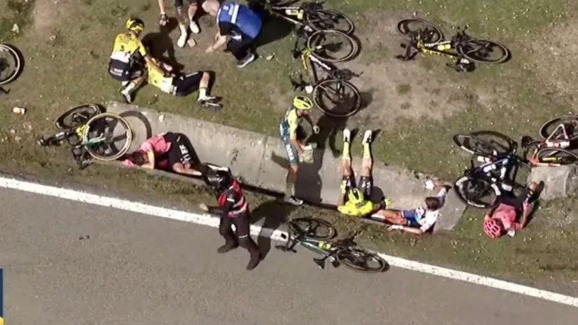 Bei der Baskenland-Rundfahrt ist es zu einem brutalen Sturz gekommen. 