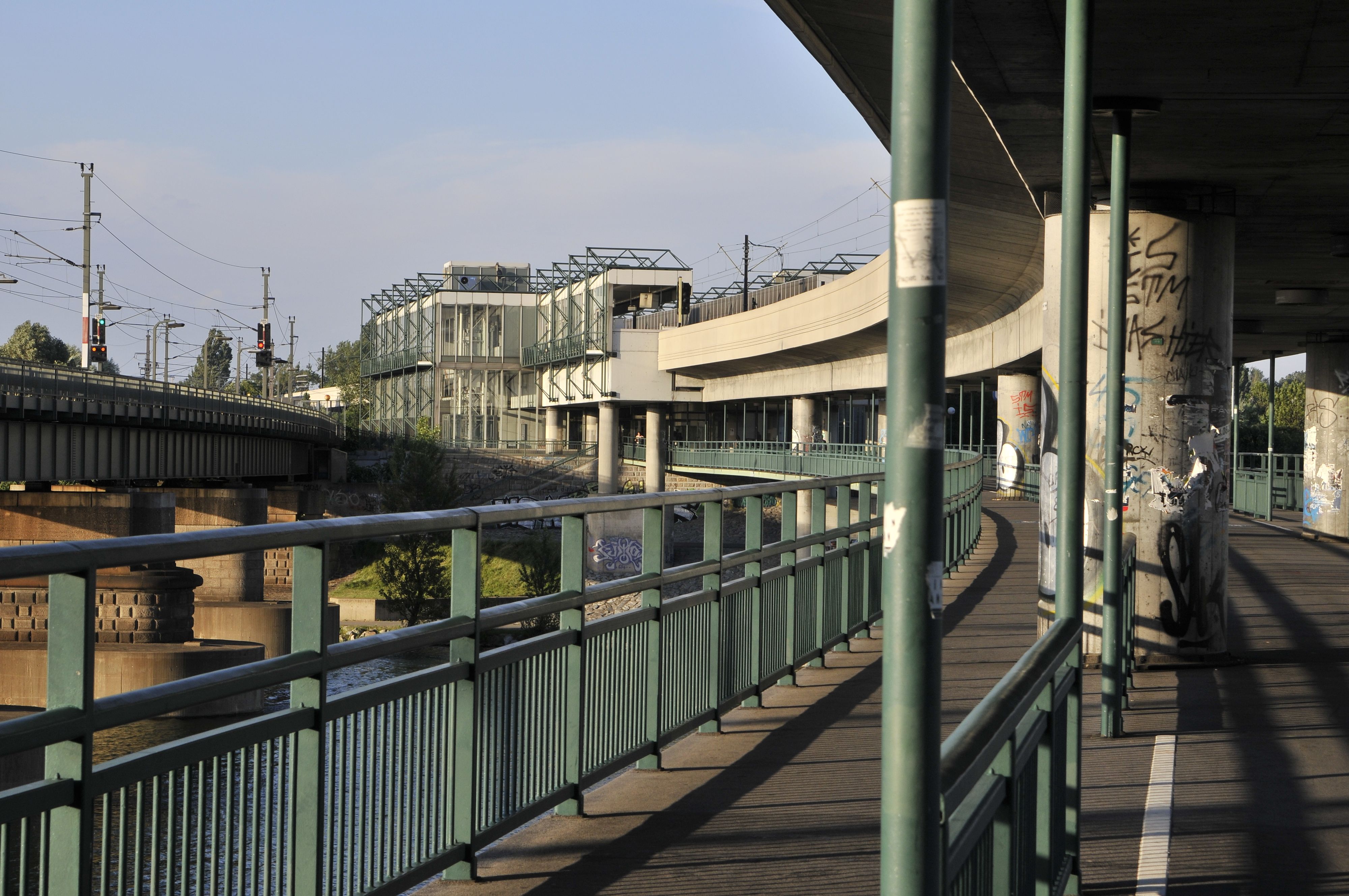 Die Station befand sich unmittelbar neben der U6-Station Neue Donau.
