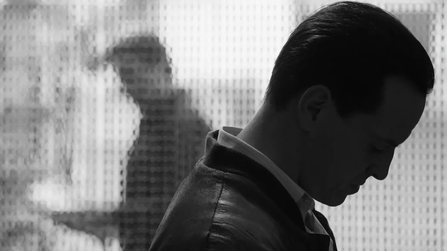 Der Schattenmann: Obwohl er viele Fäden in der Hand hält, wird Tom Ripley (Andrew Scott, r.) von seiner Umwelt gerne übersehen.