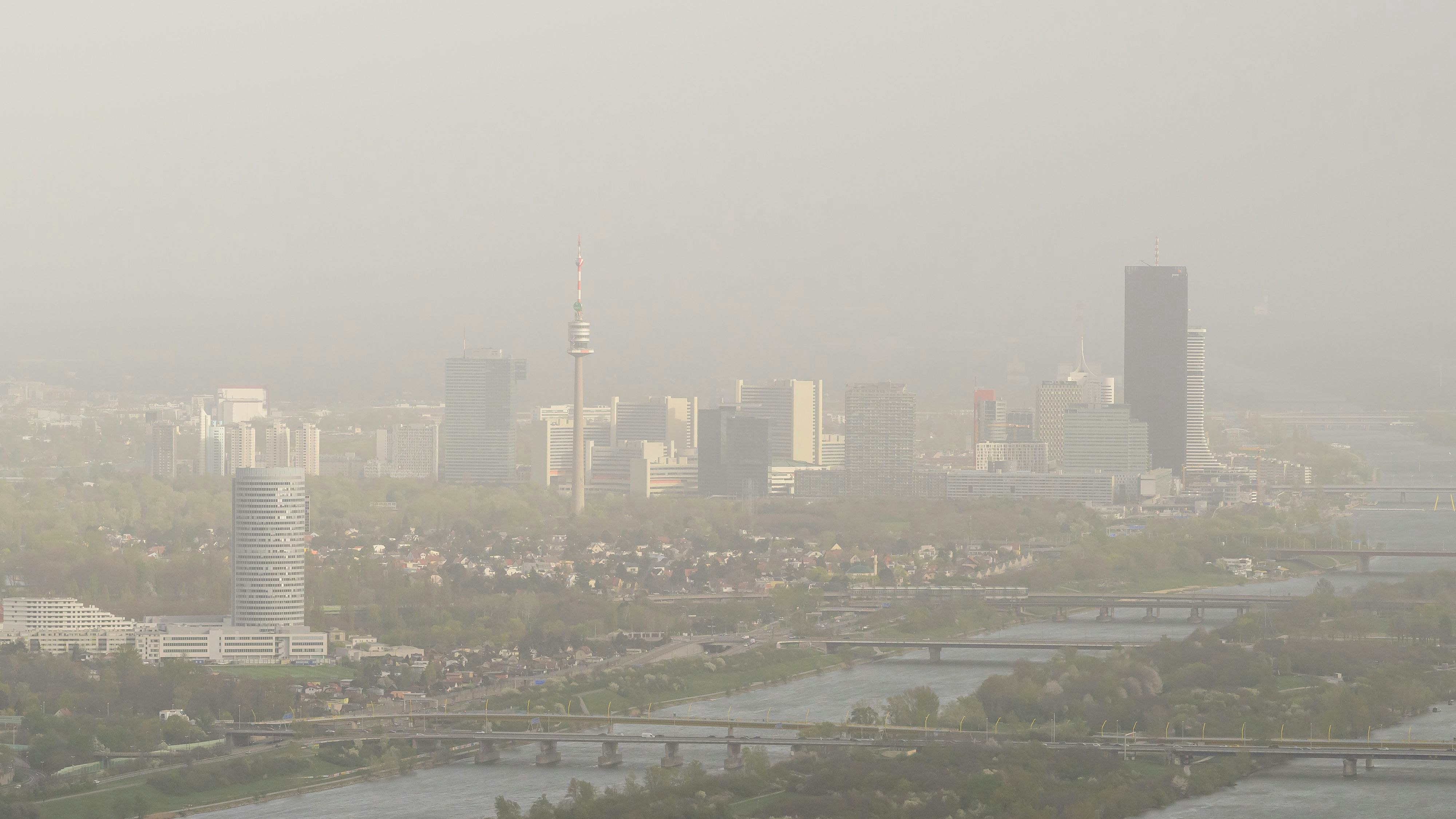 Wien am 30. März 2024, vom Leopoldsberg aus gesehen: Saharastaub legte sich über die ganze Stadt