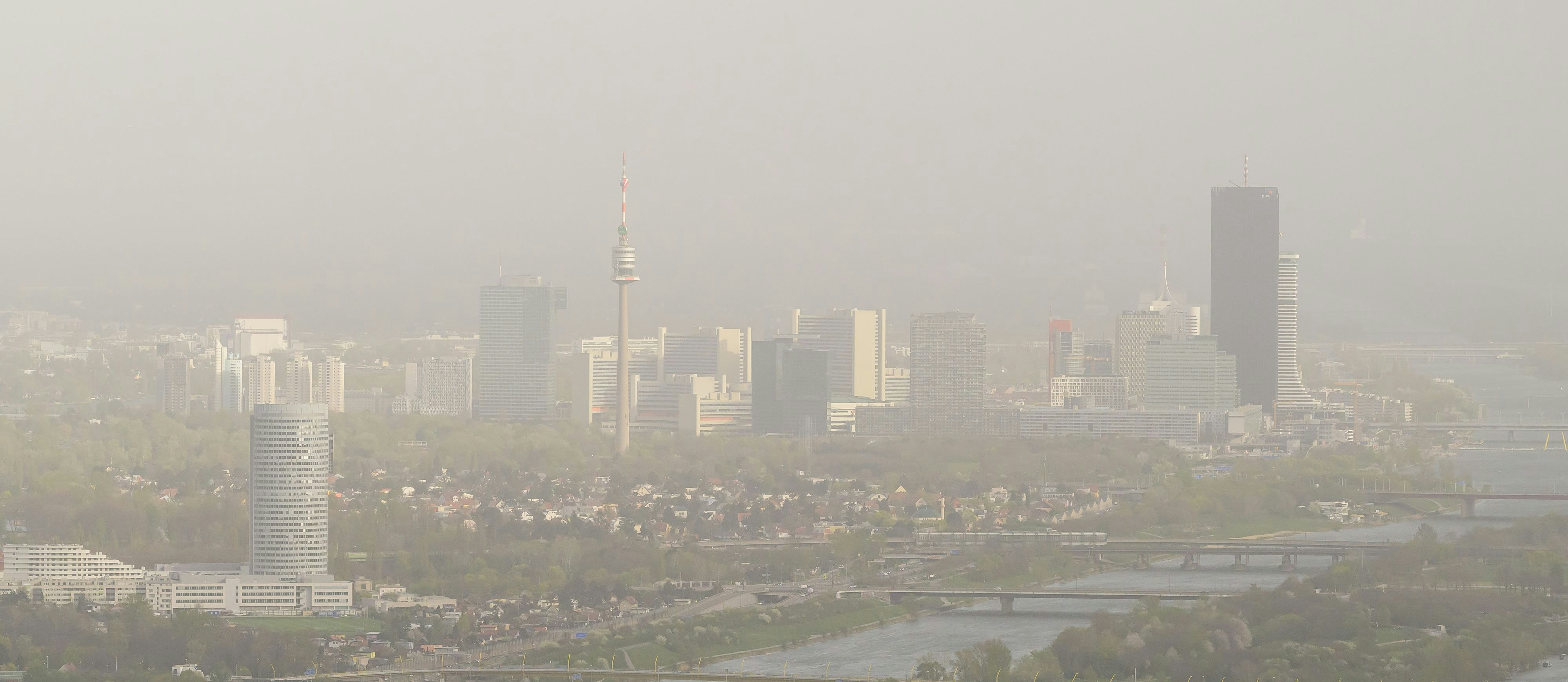 Wien am 30. März 2024, vom Leopoldsberg aus gesehen: Gelber Staub aus der Sahara färbt den Himmel, die Temperaturen steigen bis knapp unter 30 Grad.