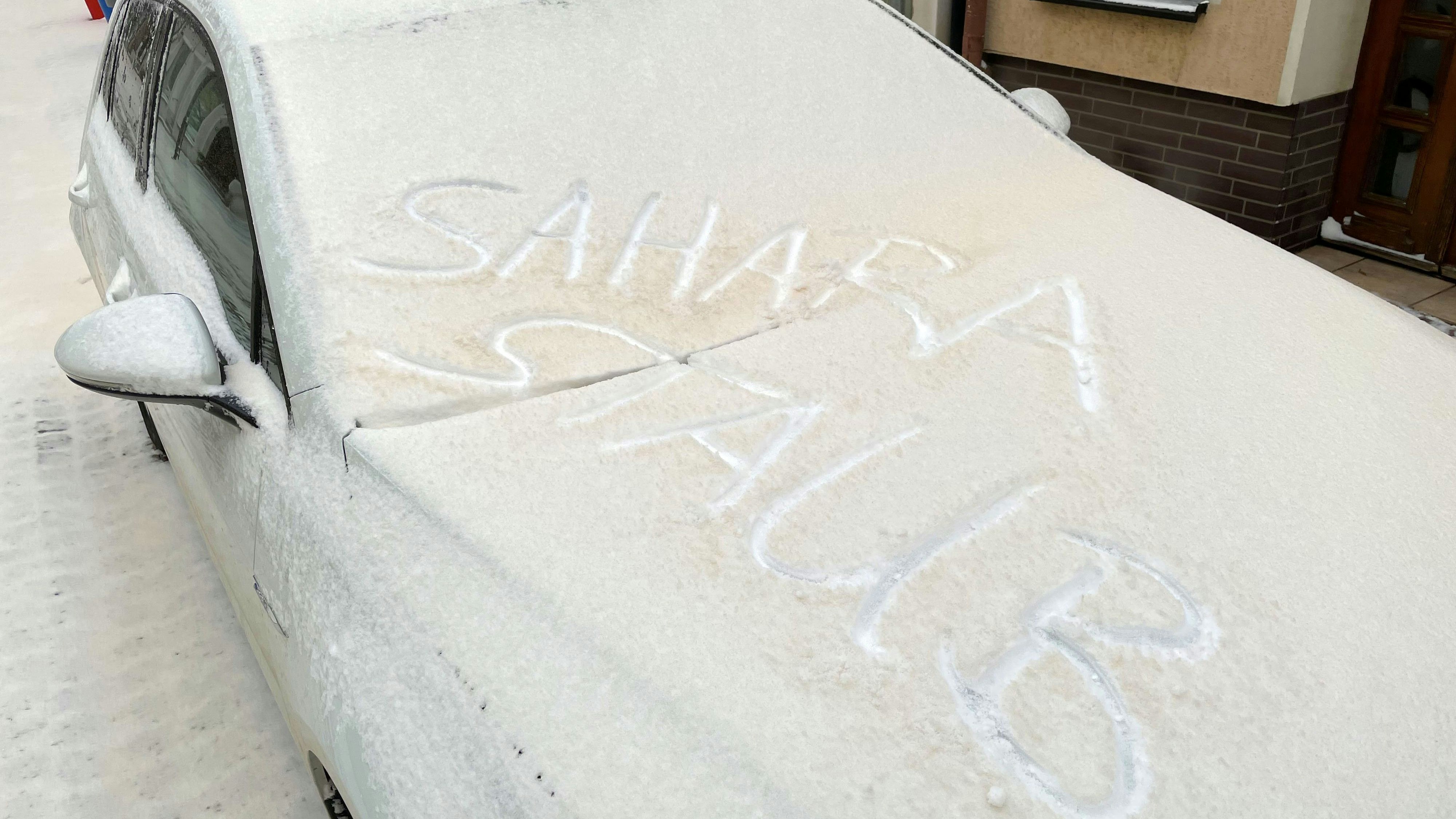 Rötlich gefärbter Schnee in Zwickau in Deutschland am 7. Februar 2021.