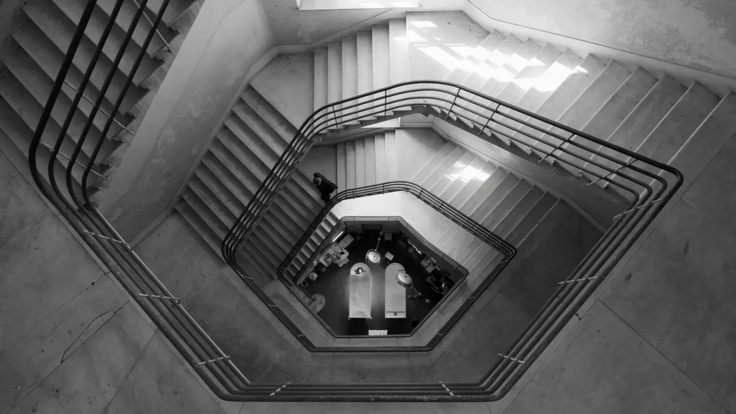 Zwei Leichen im Parterre: Die Szenen, die im Leichenschauhaus von Rom spielen, wurden im Stiegenhaus eines Bürogebäudes gedreht, die Treppenanordnung erinnert an Gemälde von M.C. Escher.