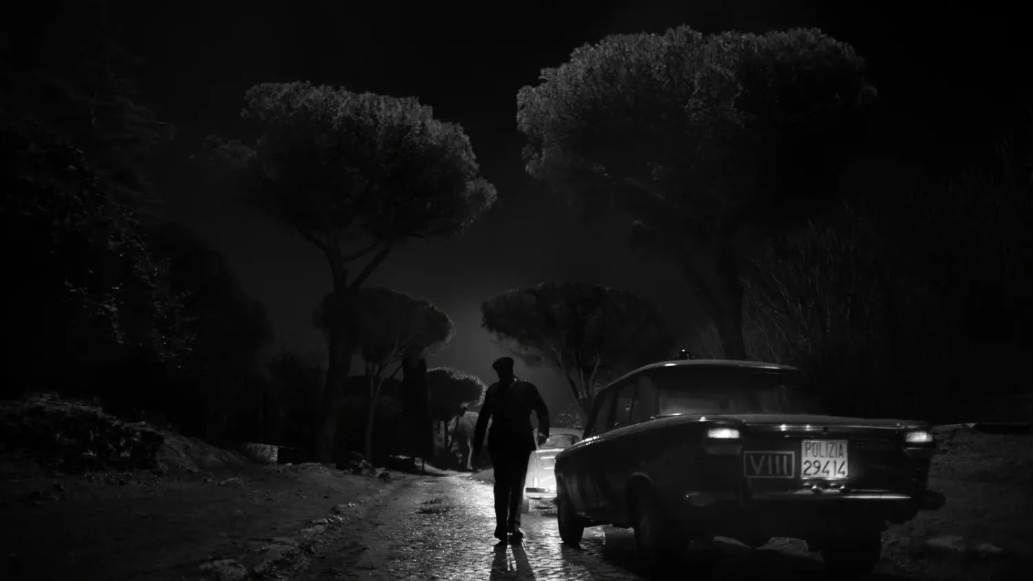 Nur der Mond ist Zeuge: Szene an der Via Appia Antica in Rom, gänzlich ohne Straßenbeleuchtung.