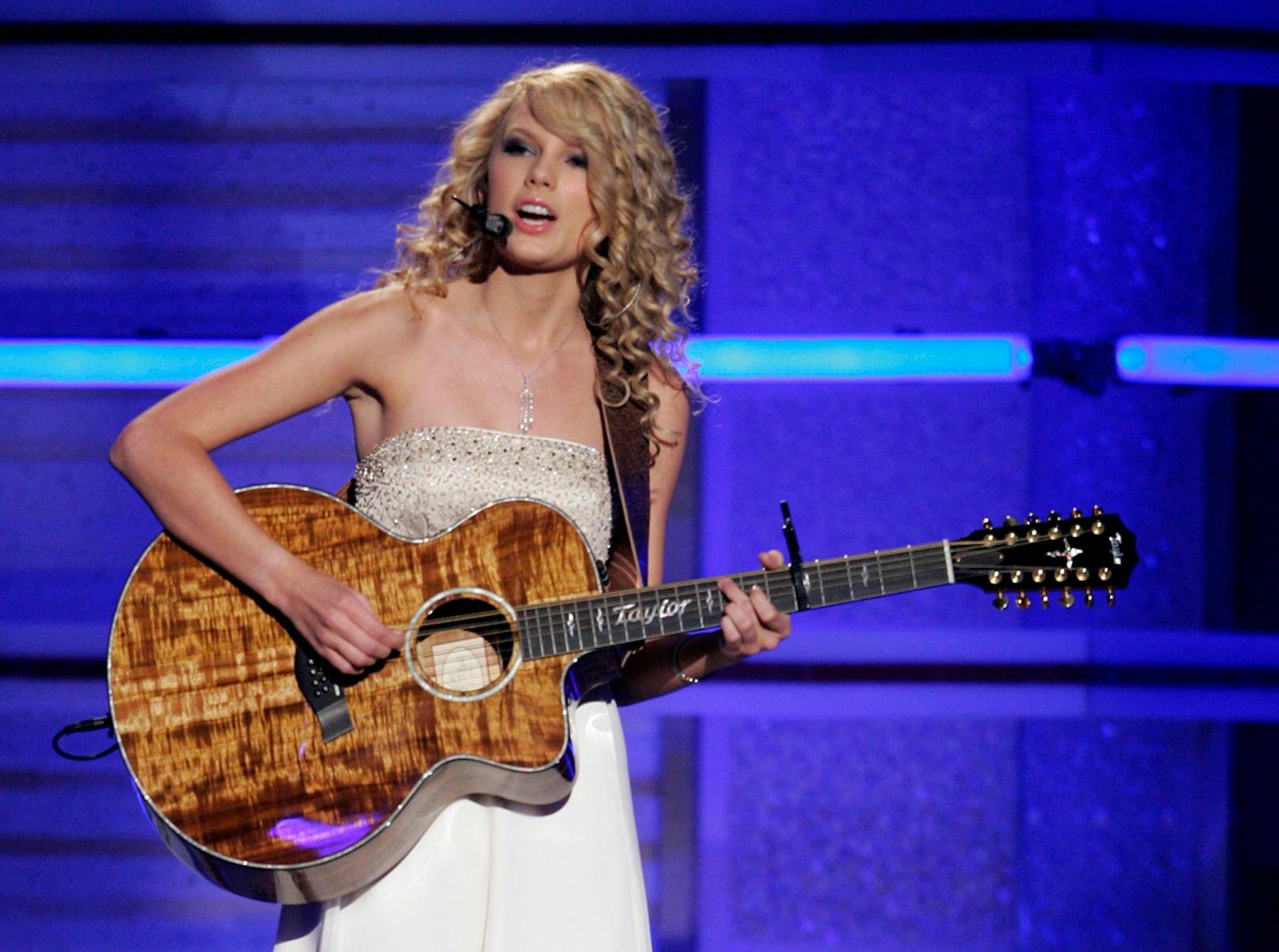 Mit süßen 17 Jahren veröffentlichte sie ihr Country-Debütalbum ‘‘Taylor Swift“ und begann so ihre große Karriere in der Musikbranche.