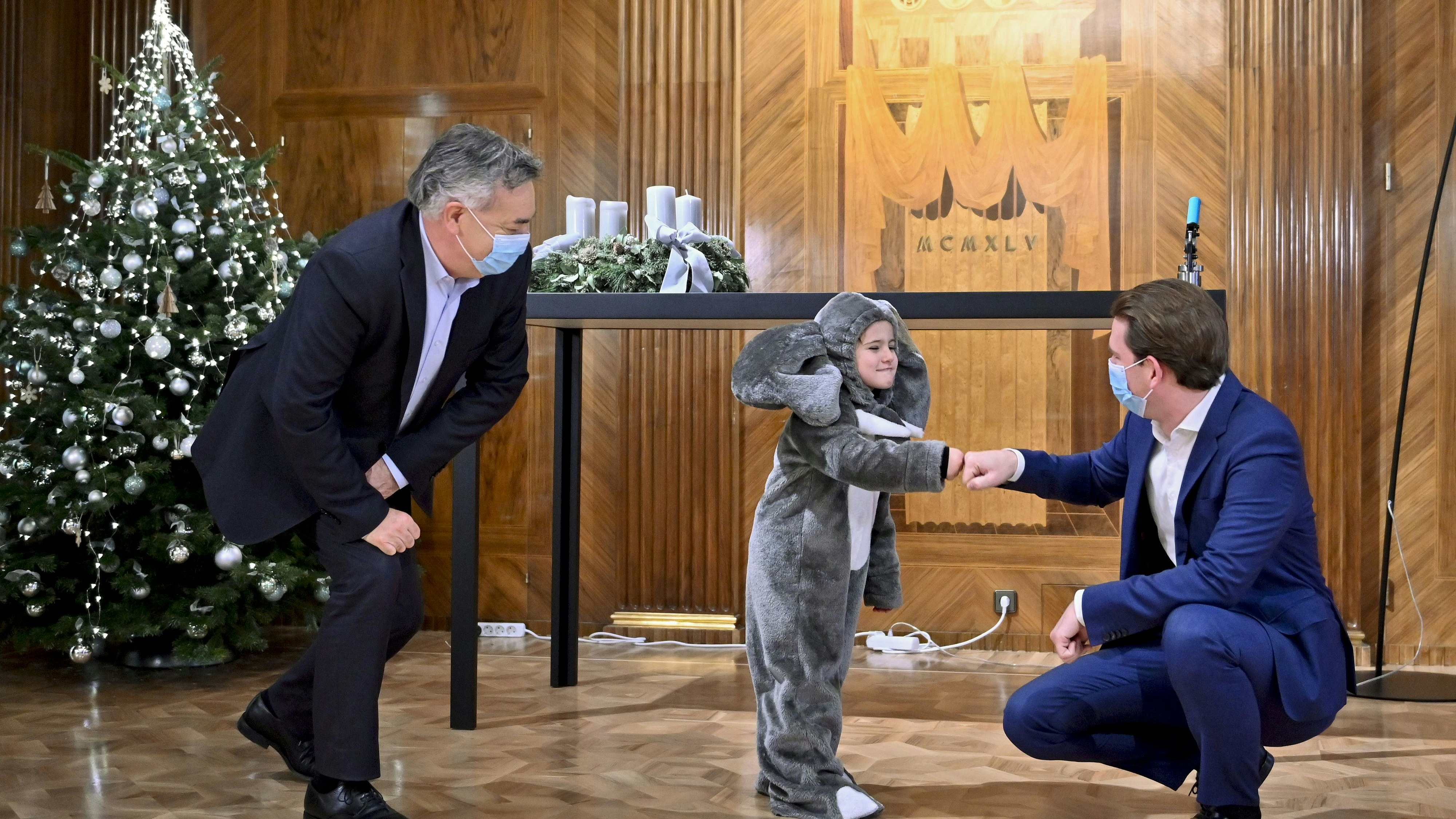 Bundeskanzler Sebastian Kurz und Vizekanzler Werner Kogler (später im Jahr) mit einem Kind als "Babyelefant"